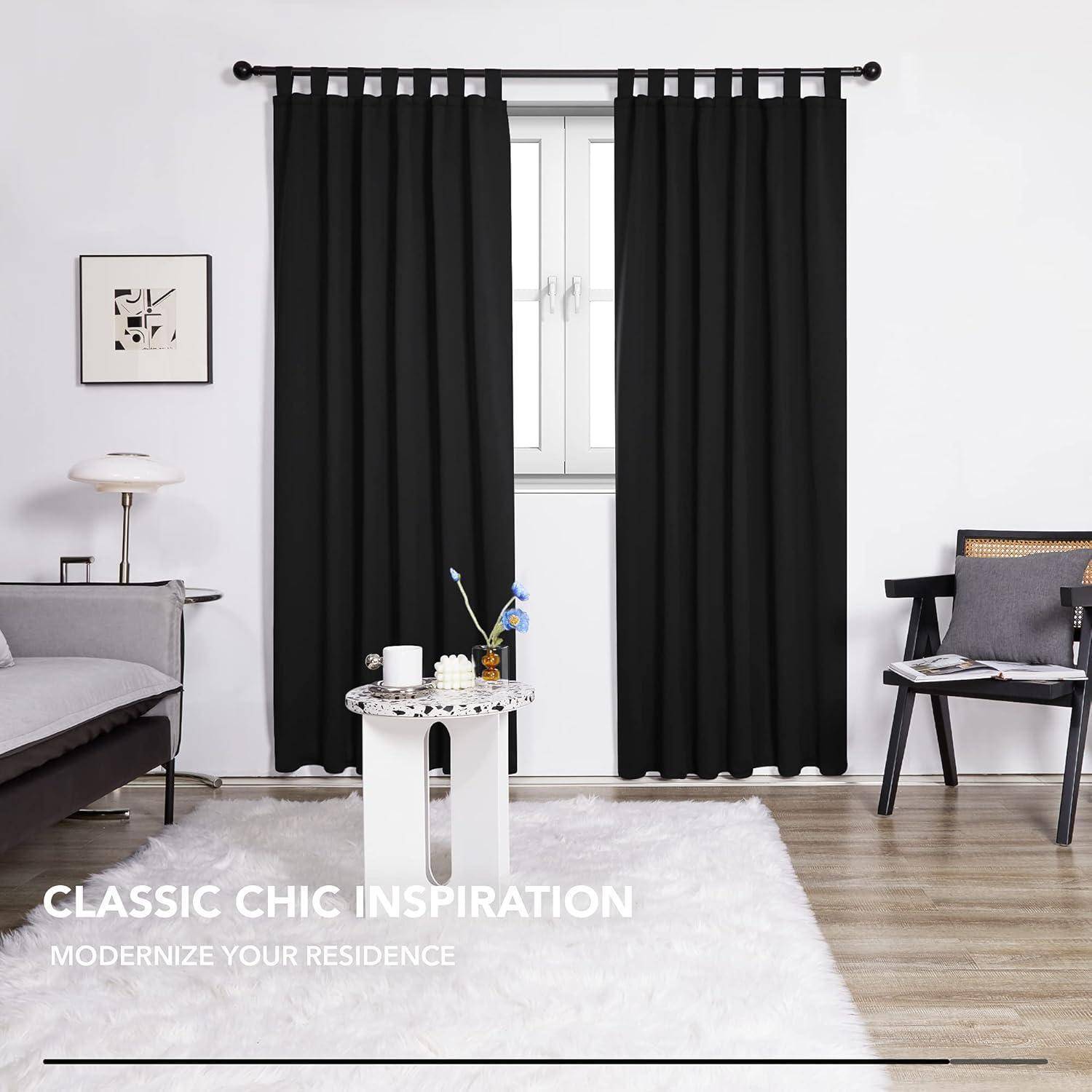 Ein modernes Wohnzimmer mit einem schwarzen Vorhang am Fenster, einem kleinen weißen Tisch mit Dekoration, einem grauen Sofa und einem schwarzen Stuhl. Text lautet: 'Classic Chic Inspiration: Modernisiere Dein Zuhause'.