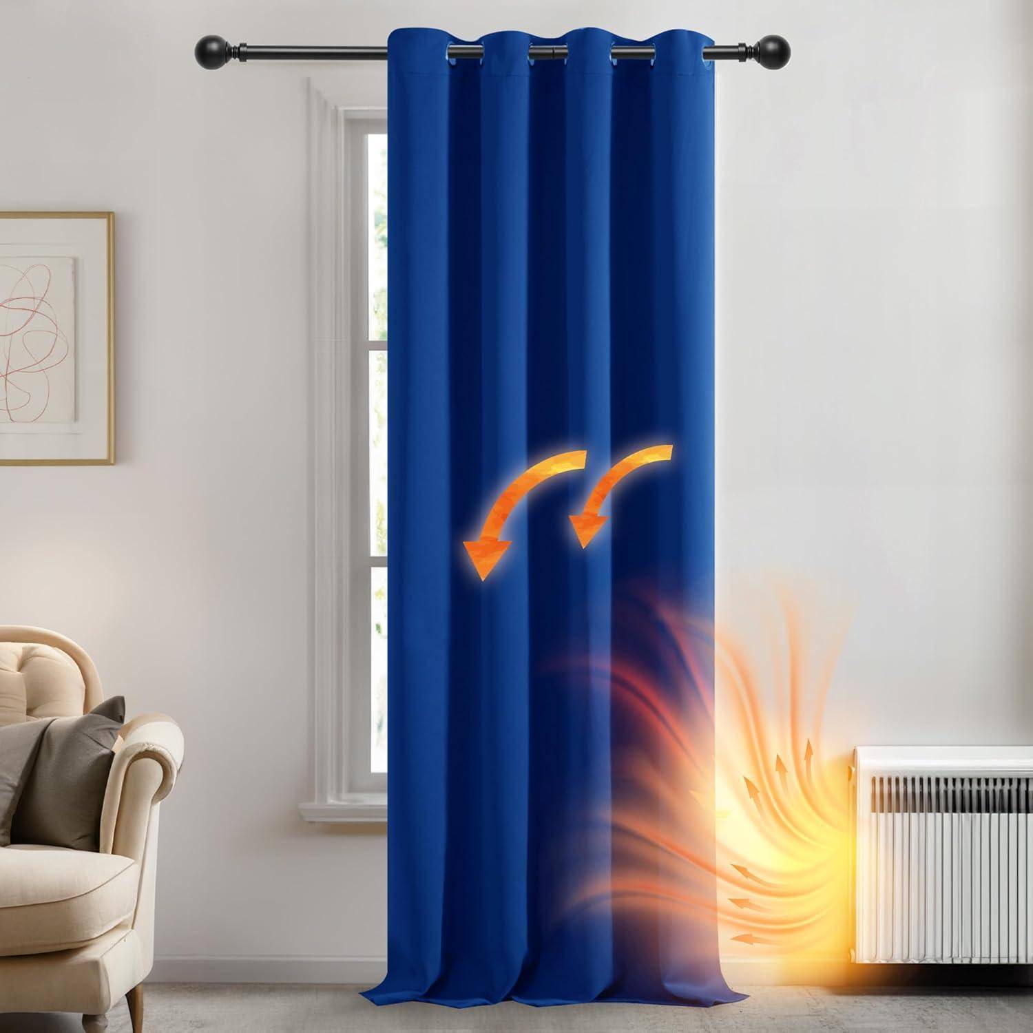 Blauer Vorhang mit Pfeilen, die thermische Isolierung anzeigen, der verhindert, dass Wärme vom Heizkörper durch das Fenster entweicht und so die Effizienz verbessert.