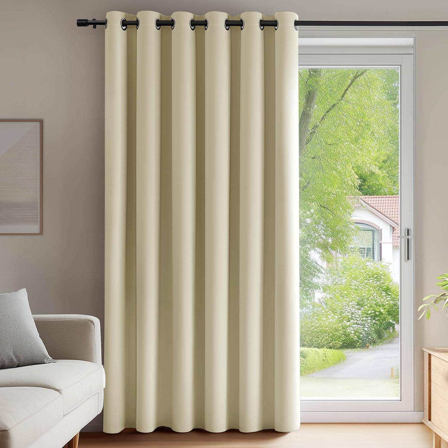 Cremefarbene Vorhänge hängen vor einem großen Fenster und geben den Blick auf einen üppigen grünen Garten frei.