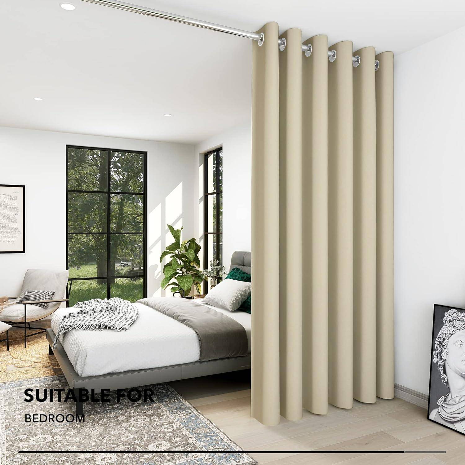 Schlafzimmerinnenraum mit einem Bett in der Nähe großer Fenster, natürliches Licht erhellt den Raum. Text lautet ‚Geeignet für Schlafzimmer'. Neutrale Farben und minimalistische Dekoration.