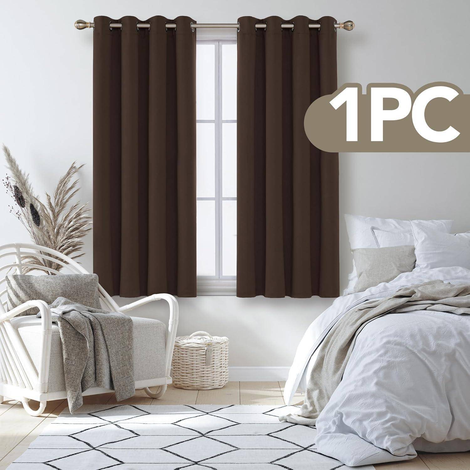 Ein gemütliches Schlafzimmer mit braunen Vorhängen, einem weißen Sessel und einem Korb in der Nähe eines Fensters, mit einer '1 PC'-Bezeichnung oben rechts.