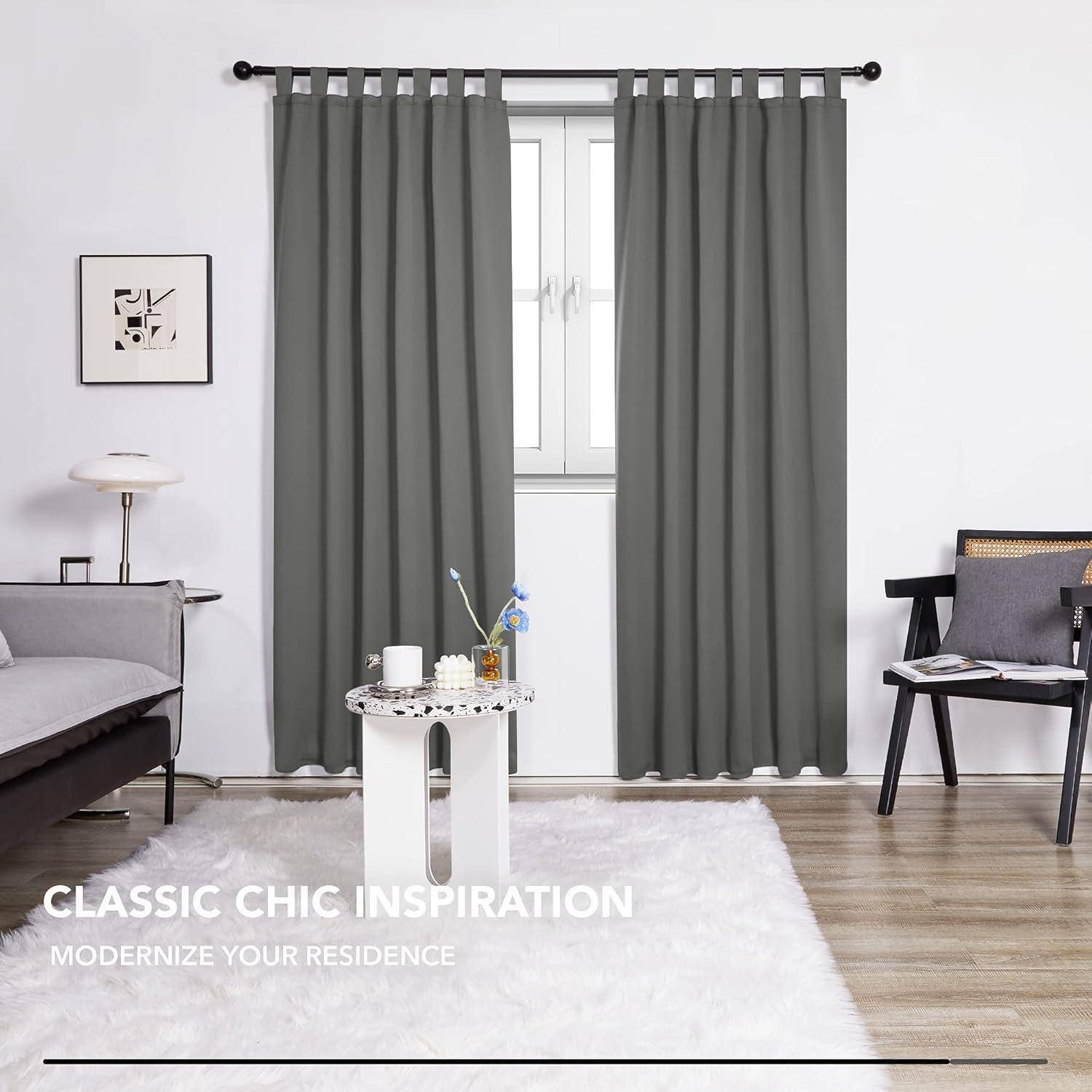 Ein minimalistisches Wohnzimmer mit grauem Vorhang, weißer Lampe und kleinem rundem Tisch, beschriftet mit 'Classic Chic Inspiration: Modernisieren Sie Ihr Zuhause'.