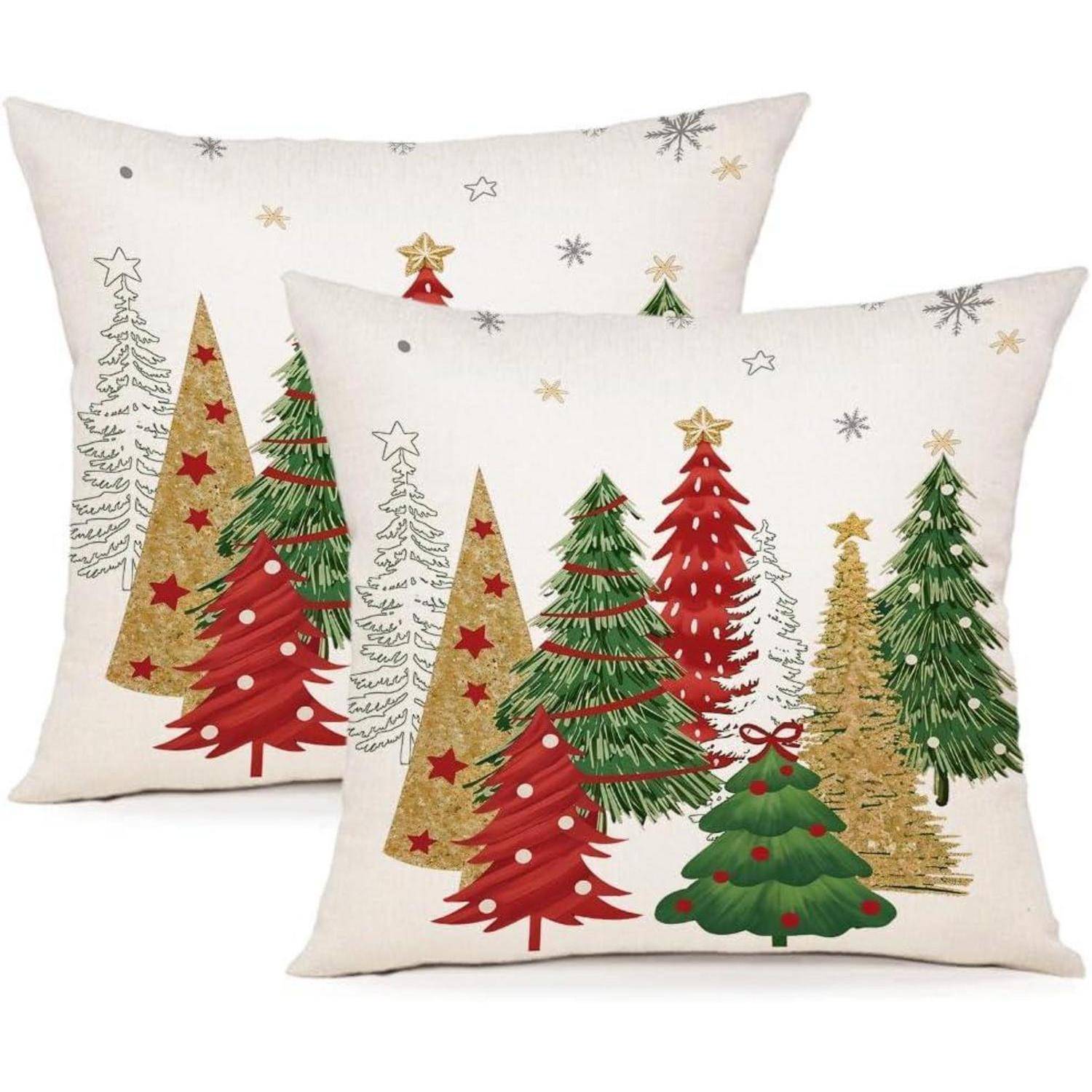Zwei dekorative Kissen mit mehreren Weihnachtsbäumen in Rot, Grün und Gold, versehen mit Stern- und Schneeflockenakzenten auf weißem Hintergrund.