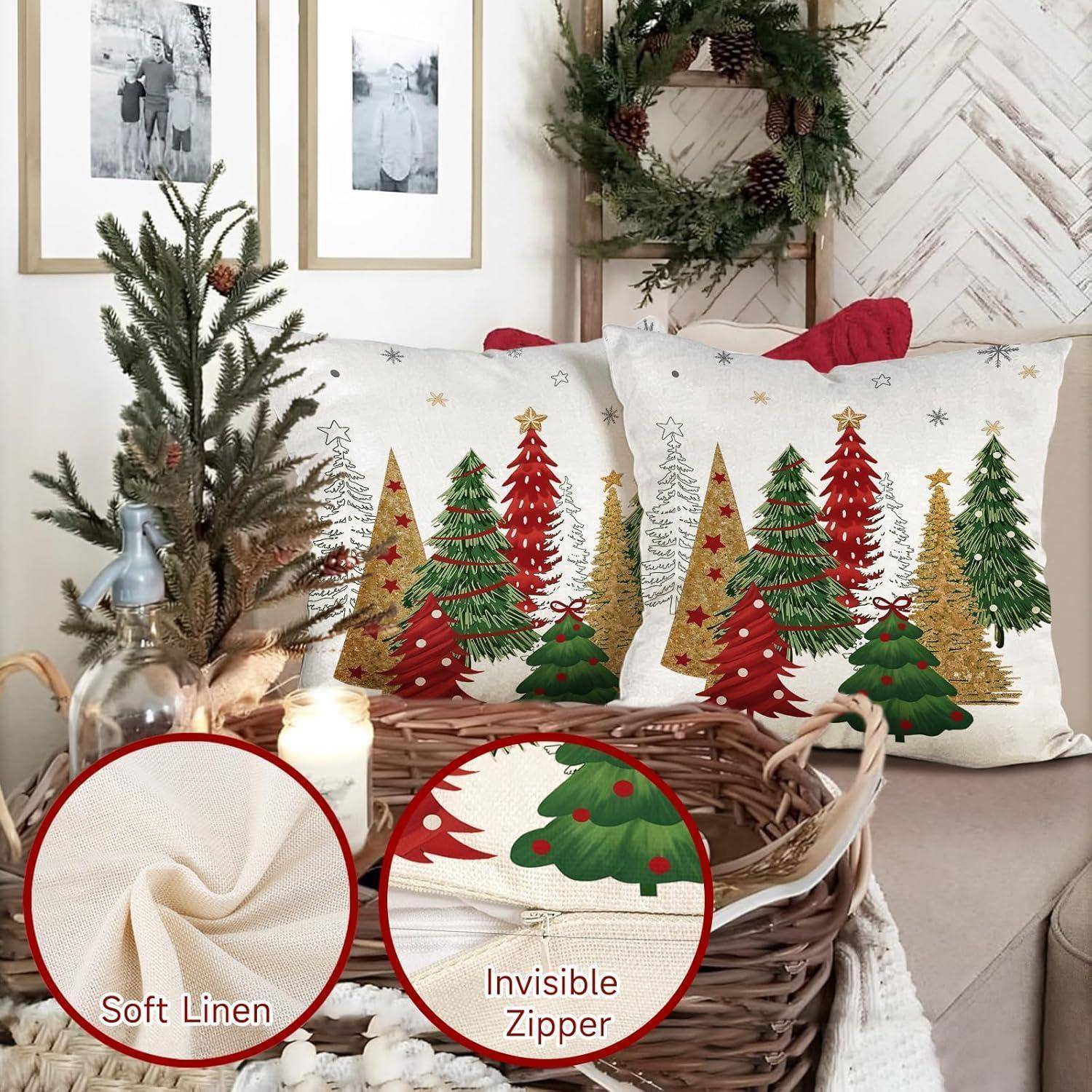 Ein gemütliches Wohnzimmer, weihnachtlich dekoriert mit festlichen Kissen, auf denen Weihnachtsbäume abgebildet sind, einem Kranz an der Wand und Familienfotos.