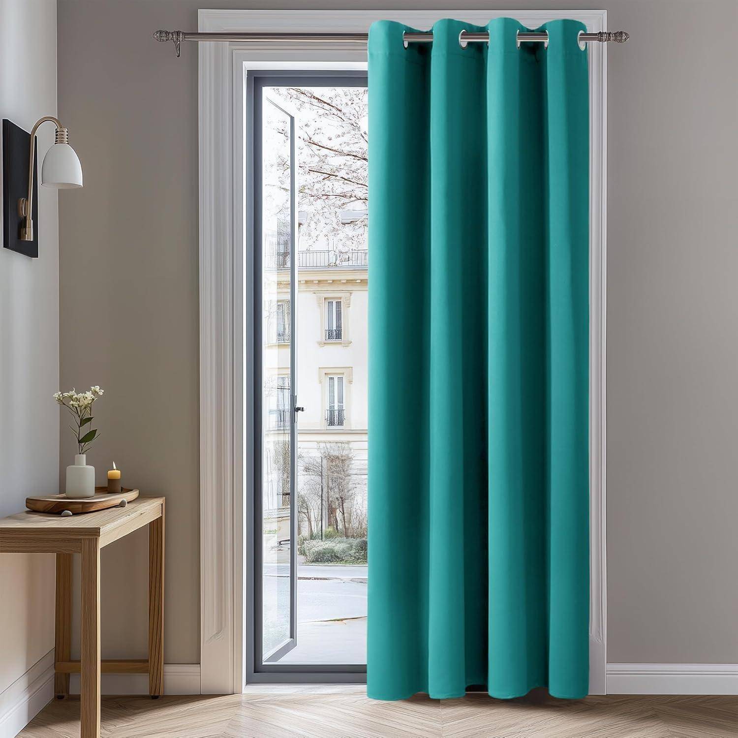 Ein heller Petrolvorhang hängt von einem Fenster neben einem kleinen Holztisch mit einer Blumenvase, der einen modernen Innenraum mit einer hellen Aussicht nach draußen kontrastiert.