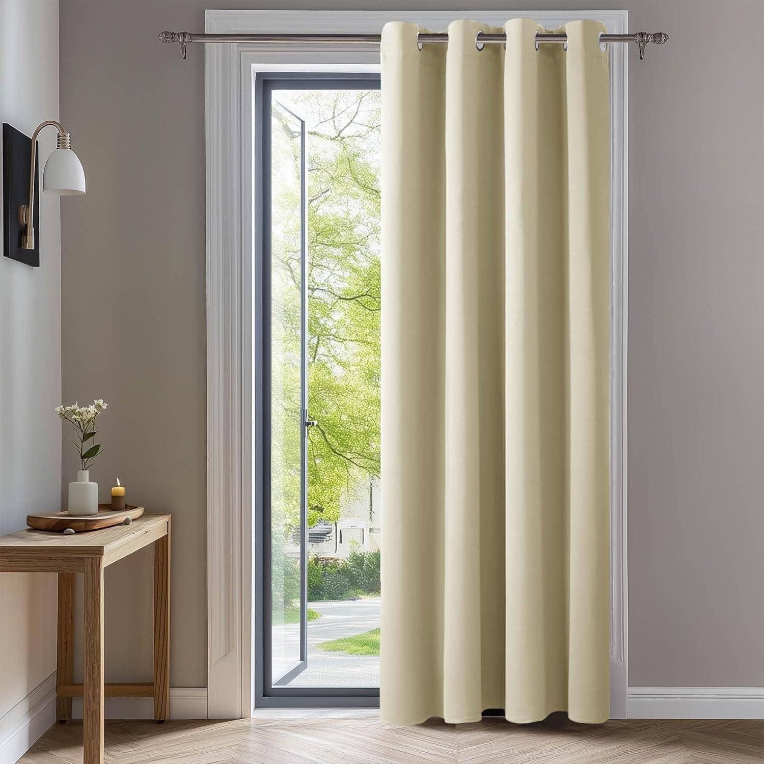 Ein beige Vorhang hängt an einem hohen, offenen Fenster in einem hellen Raum. In der Nähe steht ein kleiner Tisch mit einer Vase und einem Notizblock sowie einer Wandleuchte.