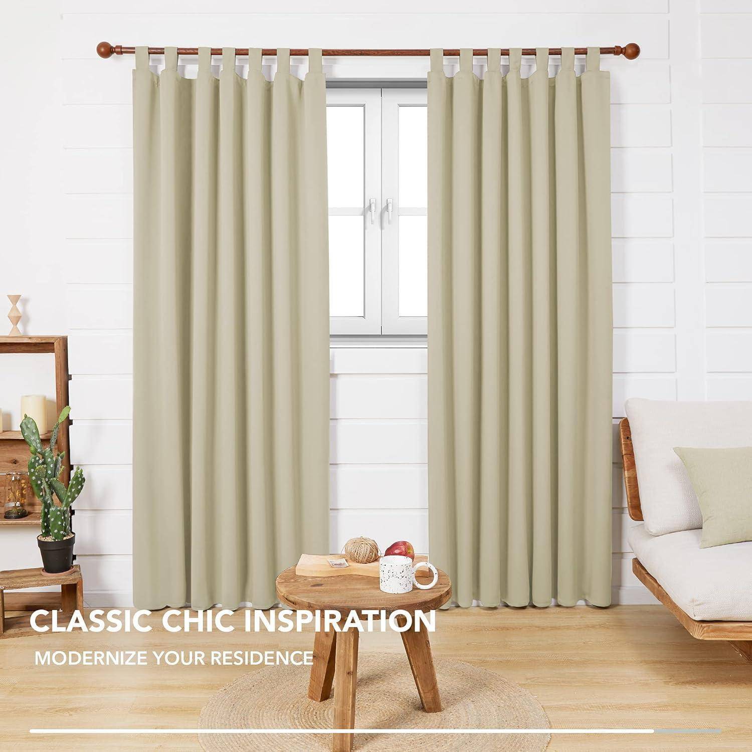 Beige Vorhänge, die vor einem Fenster in einem weißen Raum mit minimalistischer Einrichtung hängen. Text lautet: 'Zeitlose Eleganz: Modernisieren Sie Ihr Zuhause'.
