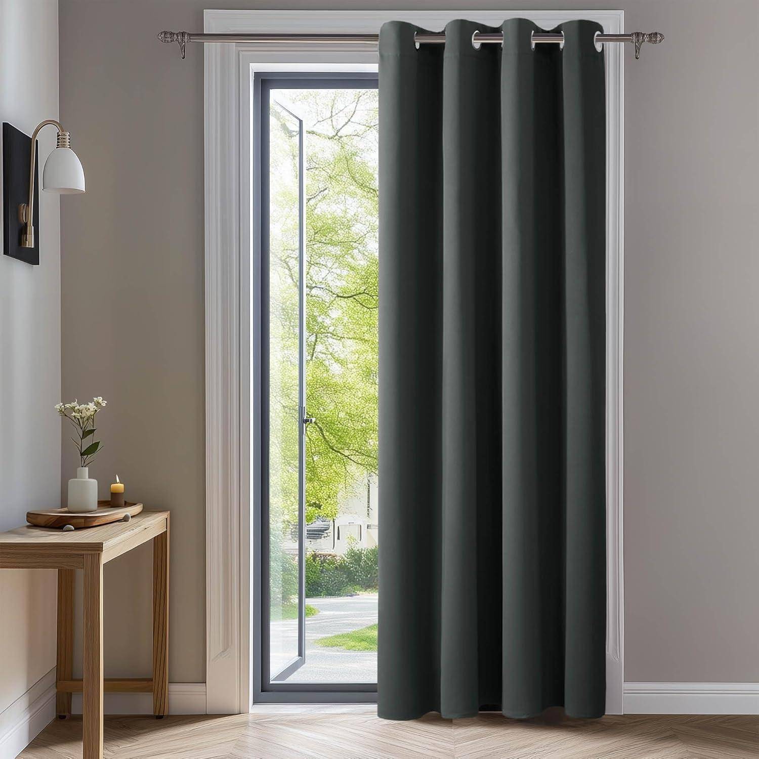 Ein Raum mit einem Holztisch, einer Blumenvase und einem offenen Fenster mit dunklen Vorhängen. Draußen sind Bäume und Grünflächen zu sehen.