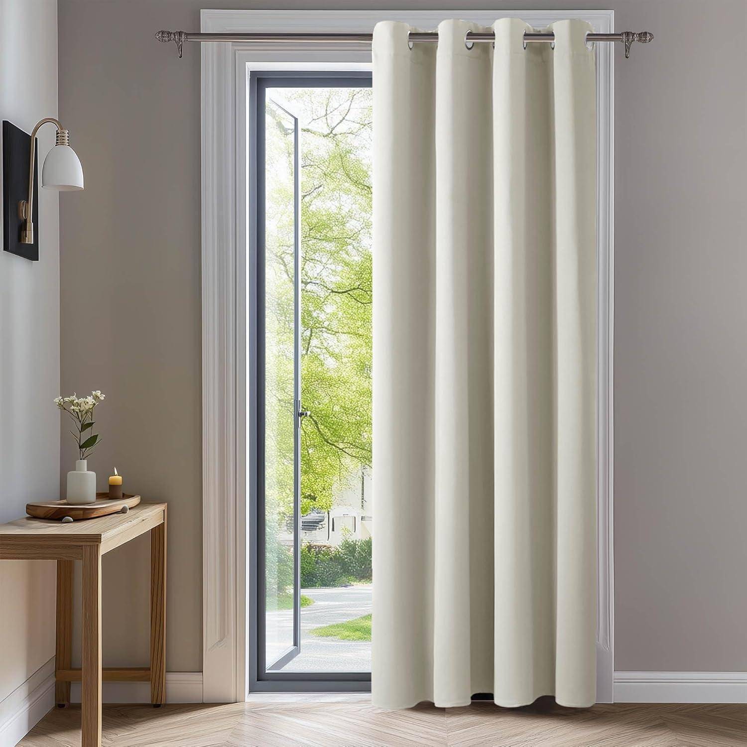 Ein Fenster mit durchsichtigen weißen Gardinen, die teilweise geöffnet sind und den Blick auf einen grünen Baum und helles Tageslicht freigeben; daneben ein kleiner Holztisch mit einer Pflanze und einer Vase.