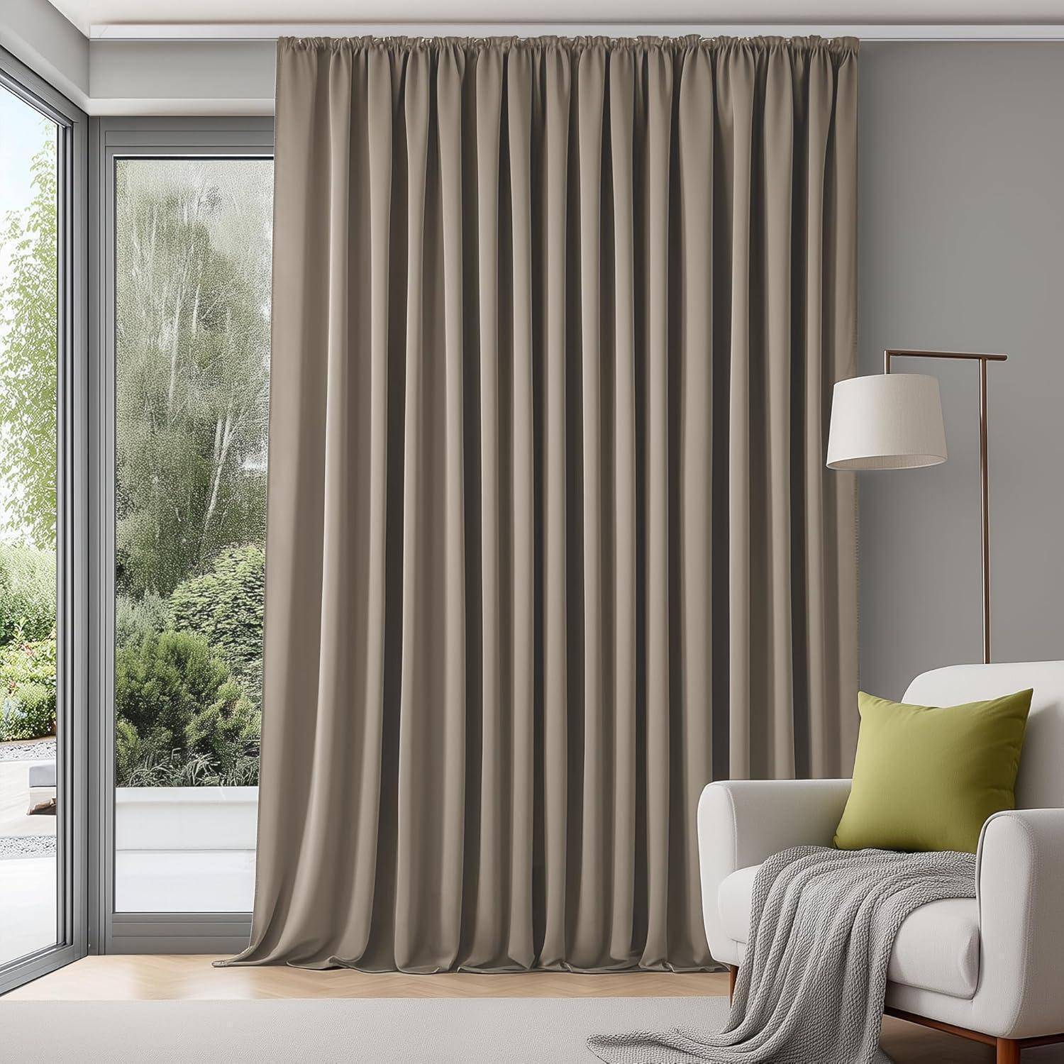 Eine gemütliche Ecke im Wohnzimmer mit einem weißen Sessel, grünem Kissen, einer Stehlampe, beigen Vorhängen und einem Blick auf Grünpflanzen durchs Fenster.