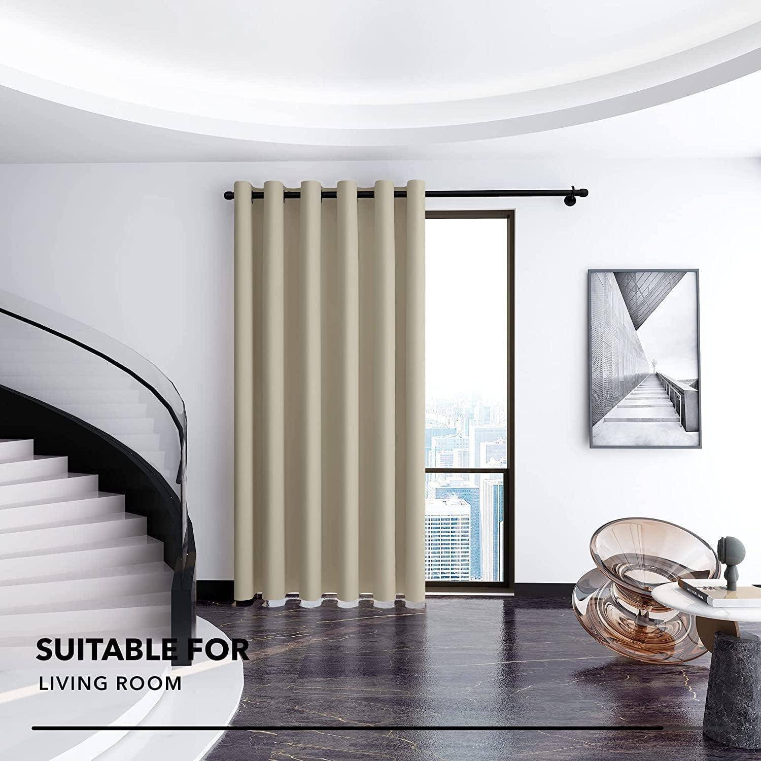 Wohnzimmer mit beigen Gardinen, einer Wendeltreppe und moderner Einrichtung. Text liest sich 