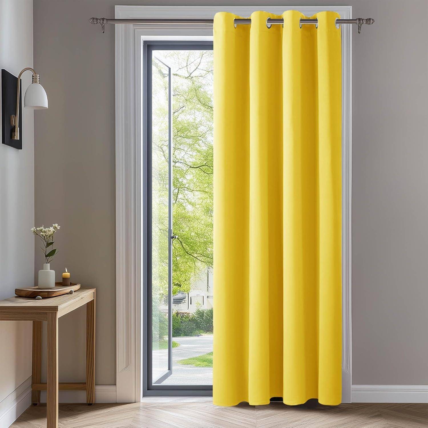 Ein helles gelbes Vorhang hängt vor einem hohen, offenen Fenster in einem minimalistisch eingerichteten Raum mit einem kleinen Holztisch und einer Blumenvase.