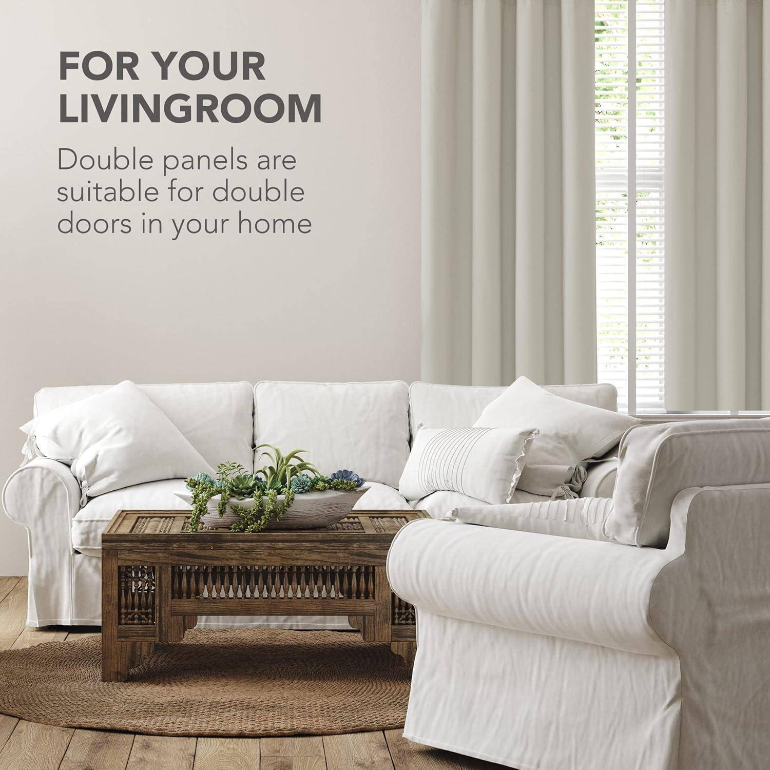 Wohnzimmer mit weißem Sofa, Kissen und Holz-Couchtisch. Beige doppelflügelige Vorhänge verdecken teilweise hohe Fenster. Text: ‚Für Ihr Wohnzimmer - Doppelflügel eignen sich für Doppeltüren in Ihrem Zuhause.