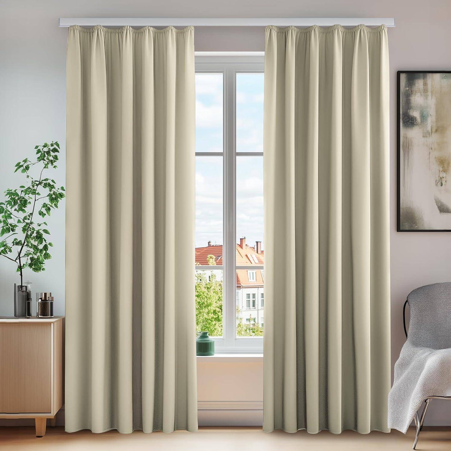Ein lichtdurchfluteter Raum zeigt beige Vorhänge, die ein Fenster umrahmen, durch das Dächer zu sehen sind. Eine Zimmerpflanze und Kunstwerke ergänzen die Dekoration.