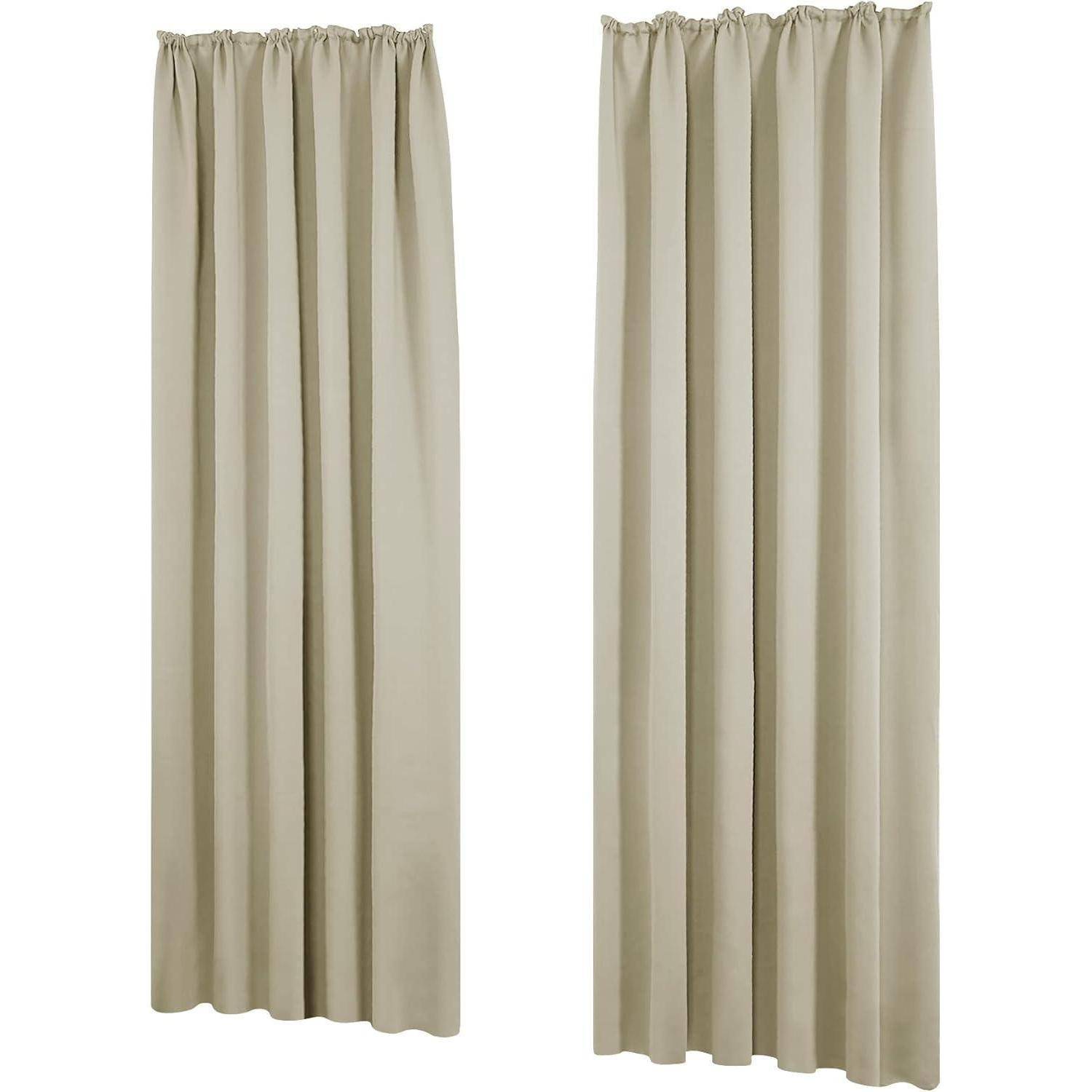 Ein Paar beige Vorhänge hängt, jeder mit einem gerafften Oberteil. Sie sind vollständig ausgebreitet und zeigen ein glattes, minimalistisches Design, das sich für moderne Innenräume eignet.