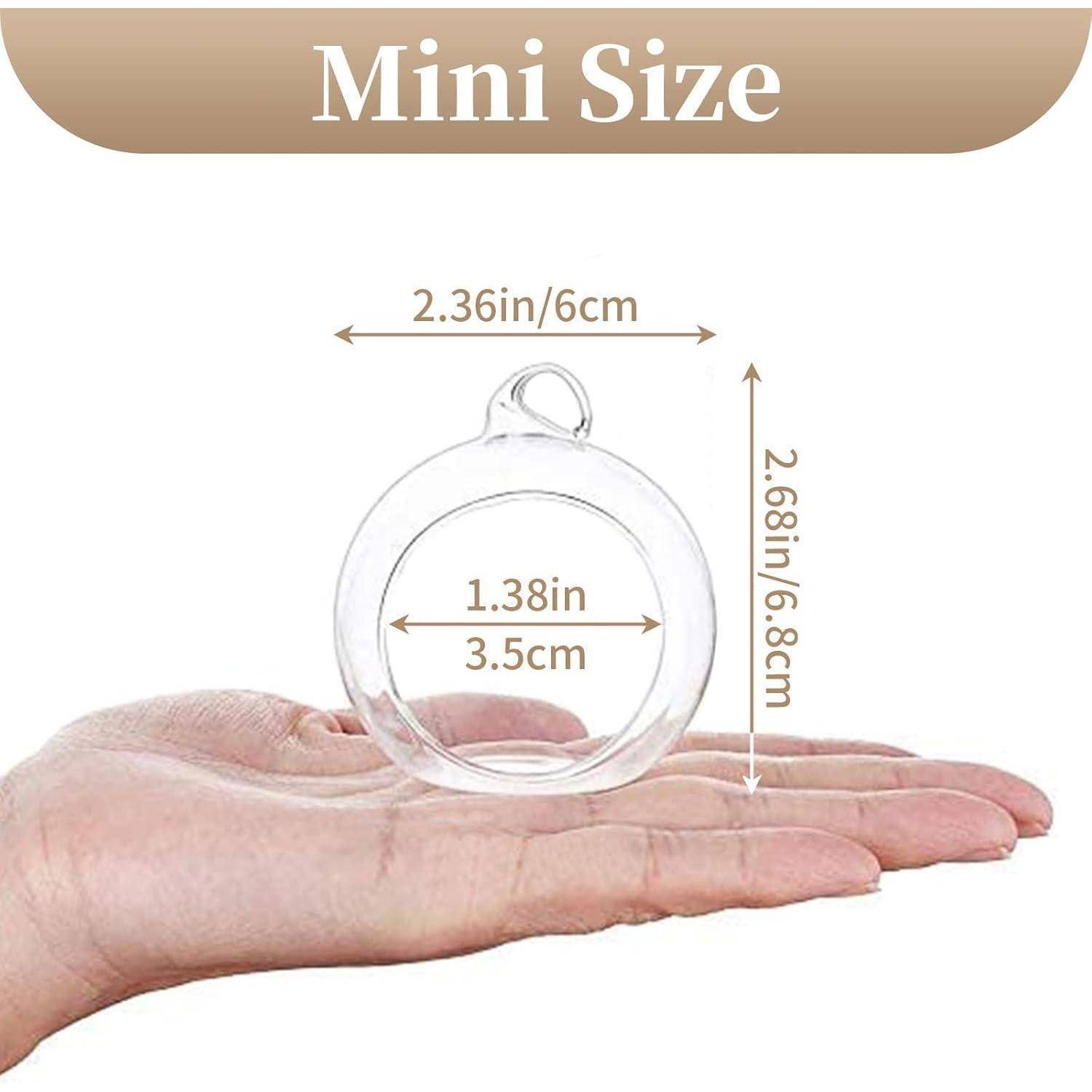 Eine transparente Glaskugel wird in einer Hand gehalten, mit der Beschriftung "Mini Size"". Die Maße betragen 2,36 Zoll (6 cm) Breite und 2,68 Zoll (6,8 cm) Höhe.