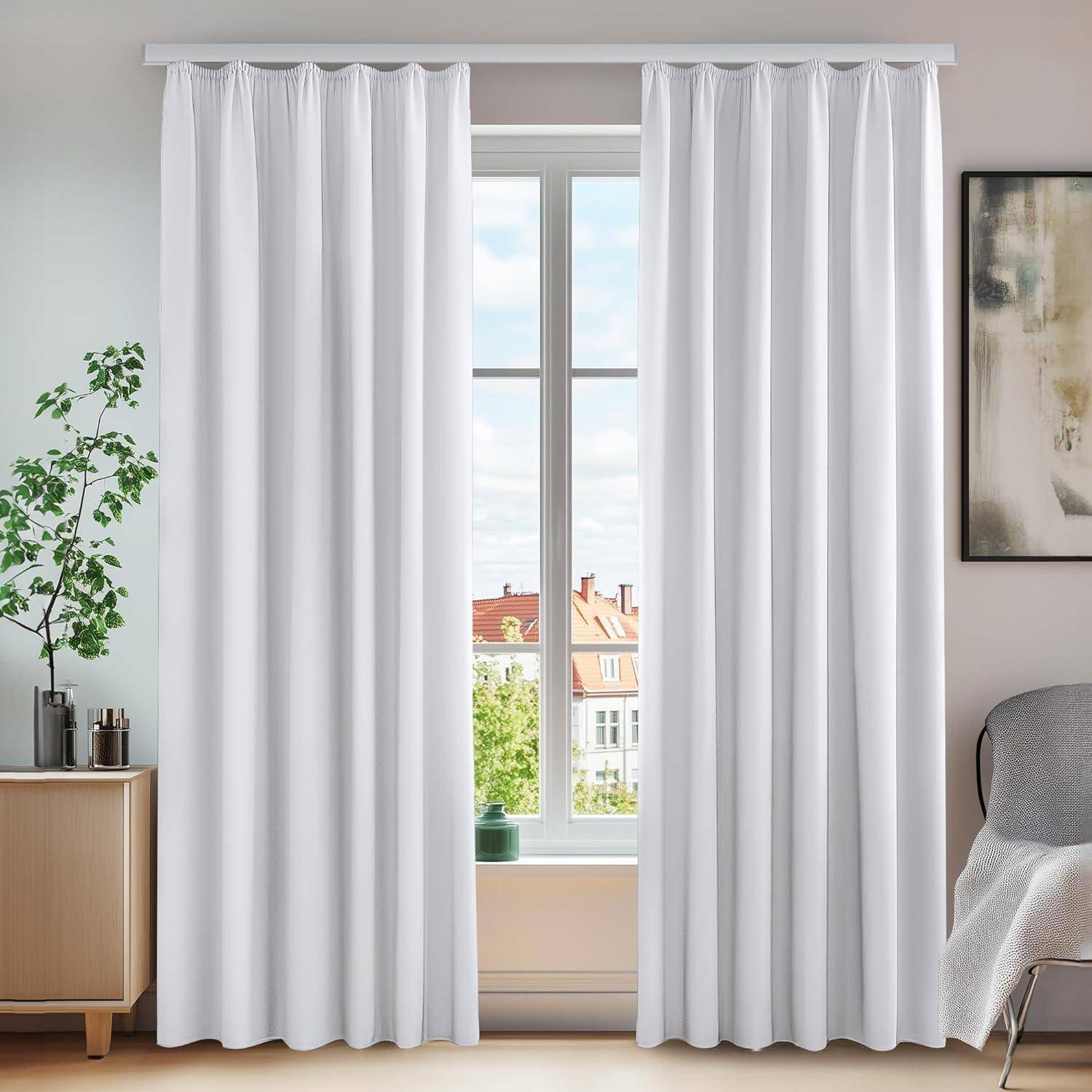 Ein Fenster mit weißen Vorhängen blickt über eine Nachbarschaft mit rotdachigen Häusern. Eine kleine Pflanze und ein Stuhl sind in der Nähe des Fensters platziert.