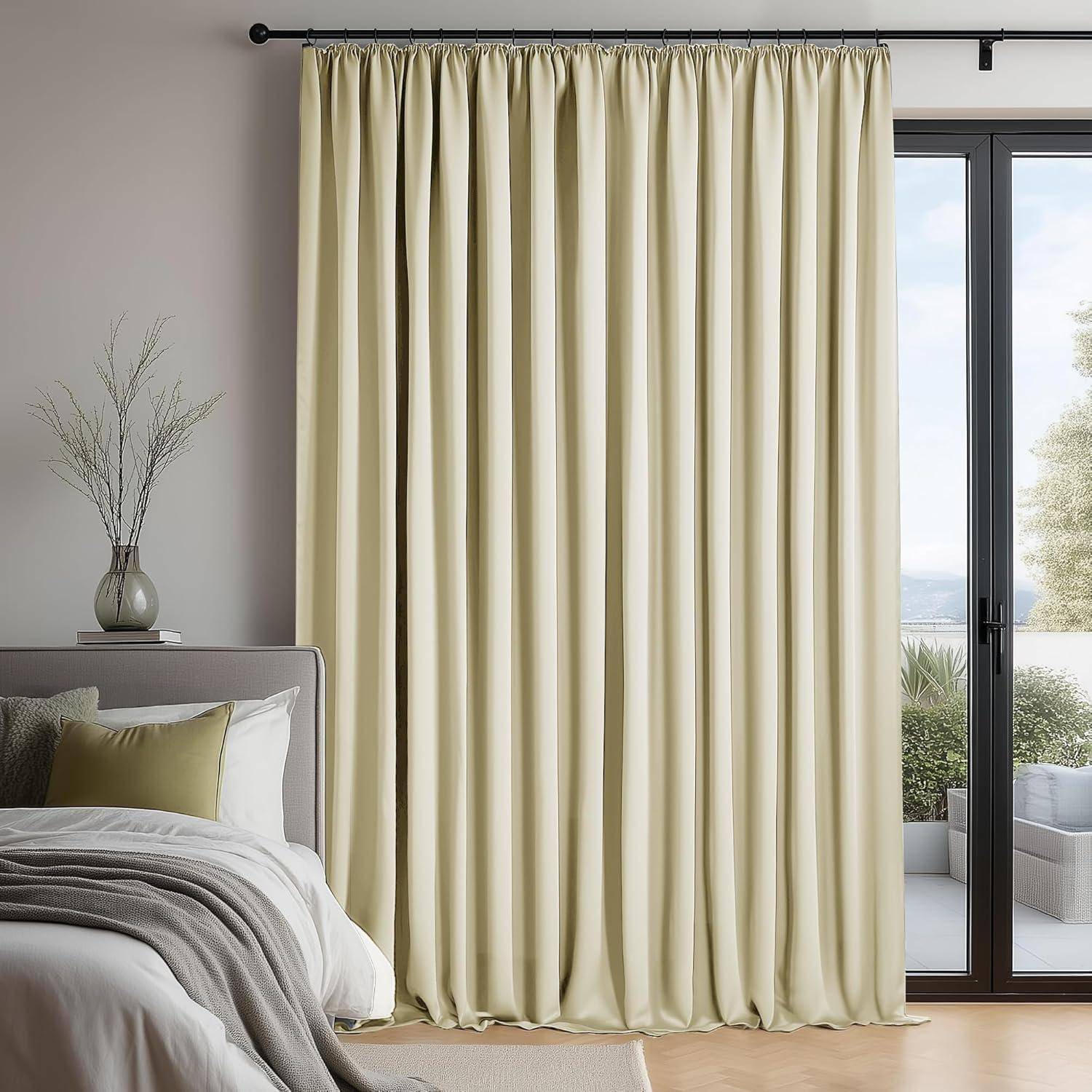 Ein ruhiges Schlafzimmer präsentiert ein ordentlich gemachtes Bett mit dekorativen Kissen, einer Vase auf dem Nachttisch und großen Fenstern mit beigen Vorhängen, die einen friedvollen Ausblick nach draußen bieten.