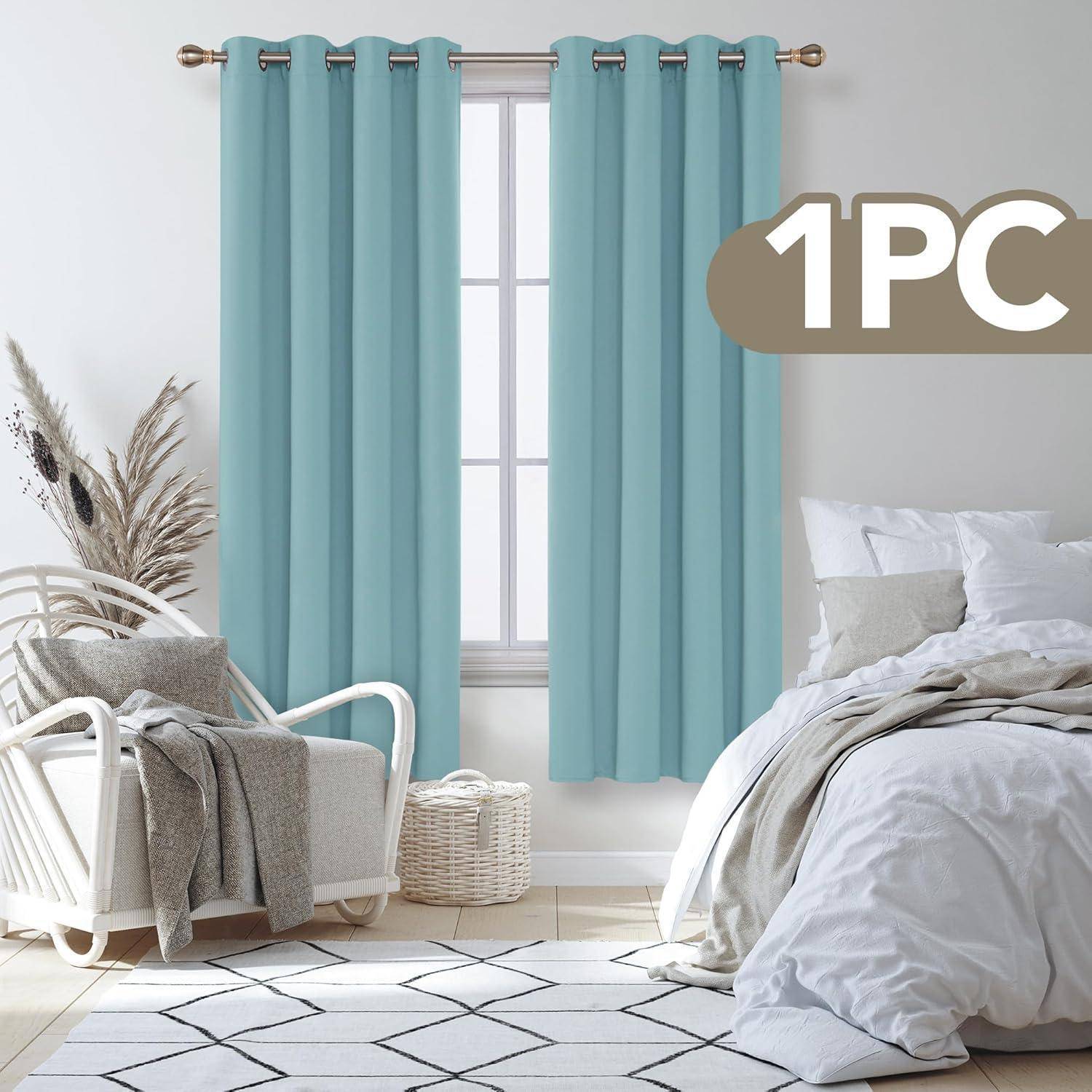 Ein lichtdurchfluteter Raum mit einem Fenster, an dem ein einzelner hellblauer Vorhang hängt. Ein gemütlicher weißer Stuhl, eine beige Decke und eine dekorative Vase verleihen Behaglichkeit.