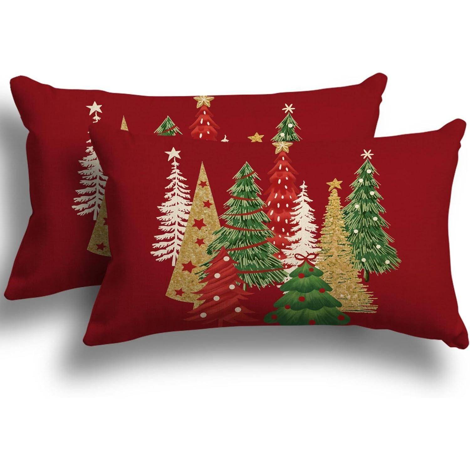 Zwei rote Zierkissen mit verschiedenen stilisierten Weihnachtsbäumen in Gold, Grün und Weiß mit unterschiedlichen Mustern und Ornamenten.
