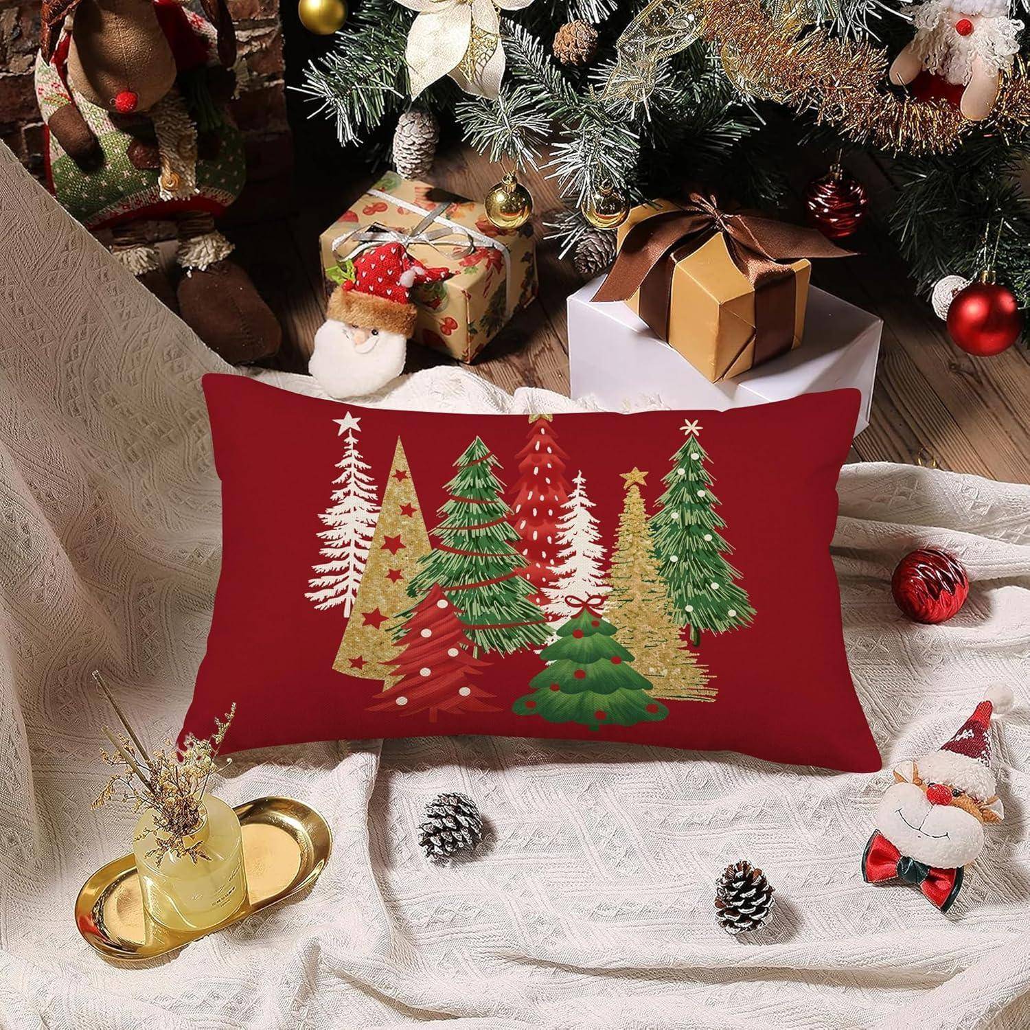 Eine weihnachtlich gestaltete Umgebung mit einem festlichen Kissen, das geschmückte Bäume zeigt, umgeben von eingepackten Geschenken, Weihnachtsschmuck und einem kleinen Weihnachtsbaum.