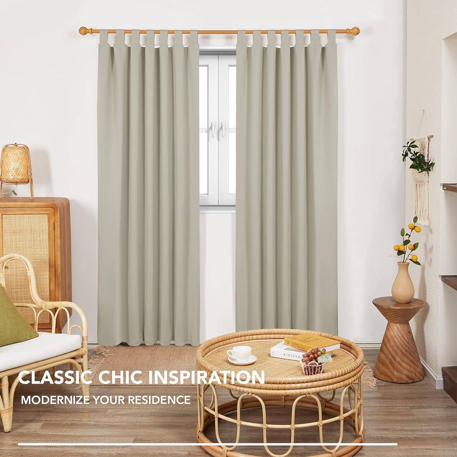 Ein gemütliches Wohnzimmer mit beigen Vorhängen, einem Rattantisch und Stühlen. Text lautet: „Klassische Chic-Inspiration: Modernisieren Sie Ihre Residenz
