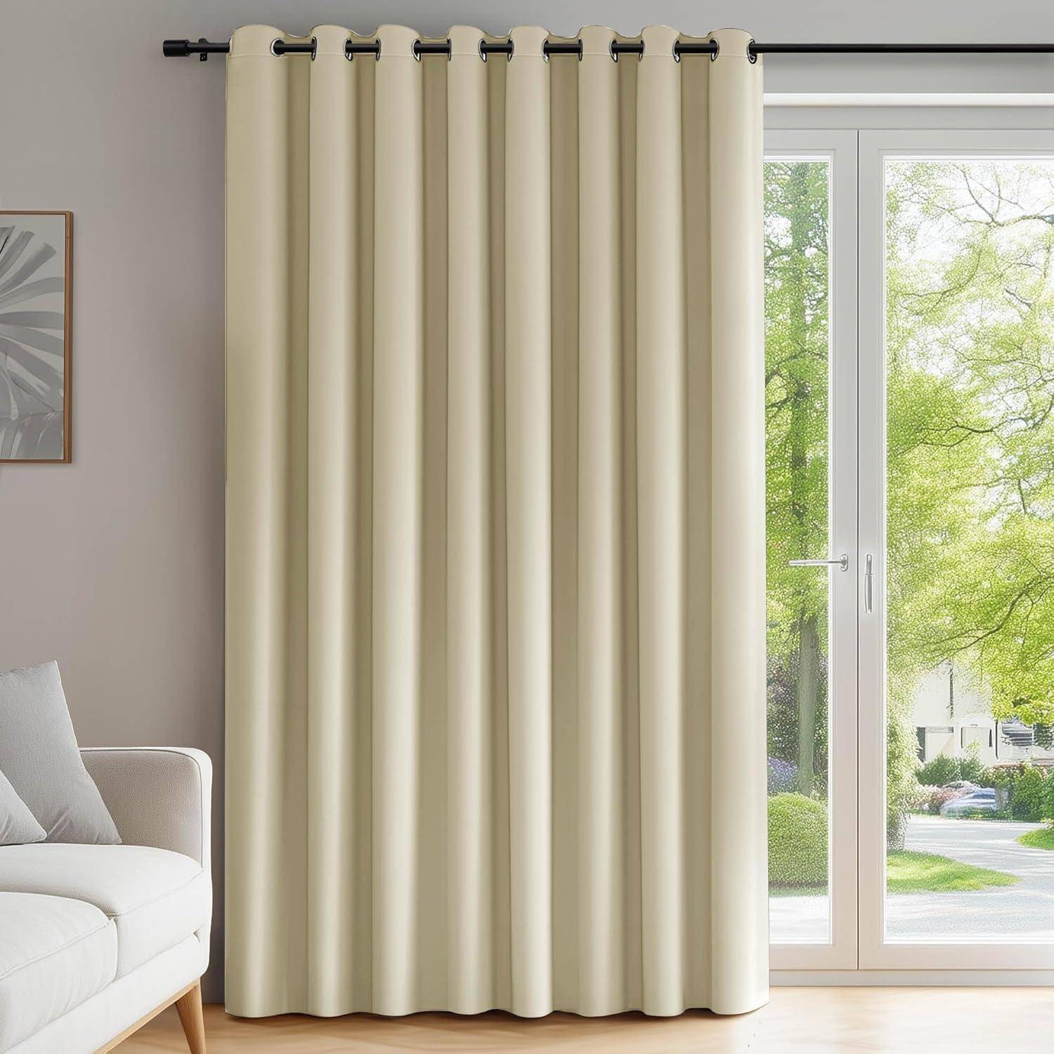Ein cremefarbener Vorhang bedeckt teilweise ein großes Fenster und lässt Sonnenlicht herein. Das Fenster blickt auf einen grünen Garten. Auf der Seite ist ein Sofa zu sehen.