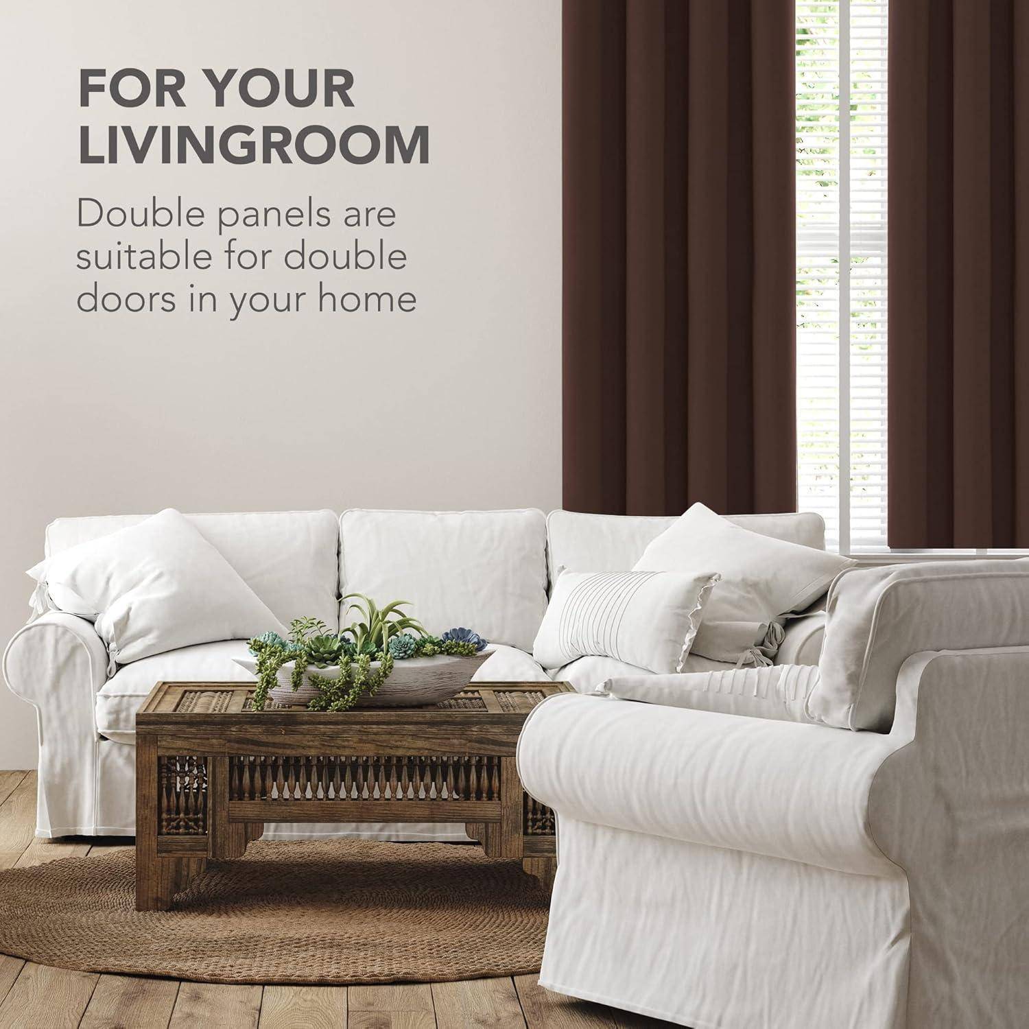 Wohnzimmer mit einem weißen Sofa und einem Holztisch, umgeben von braunen Doppelstores. Text lautet: 