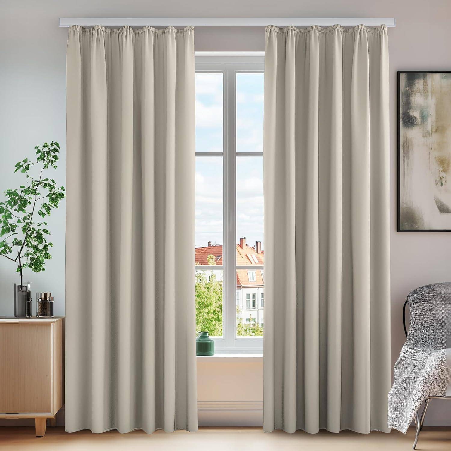 Ein gemütliches Zimmer mit beigen Vorhängen rahmt ein Fenster ein, das einen Blick auf Dächer freigibt. Auf einem nahe gelegenen Tisch stehen eine kleine Pflanze und ein paar Dekogegenstände.