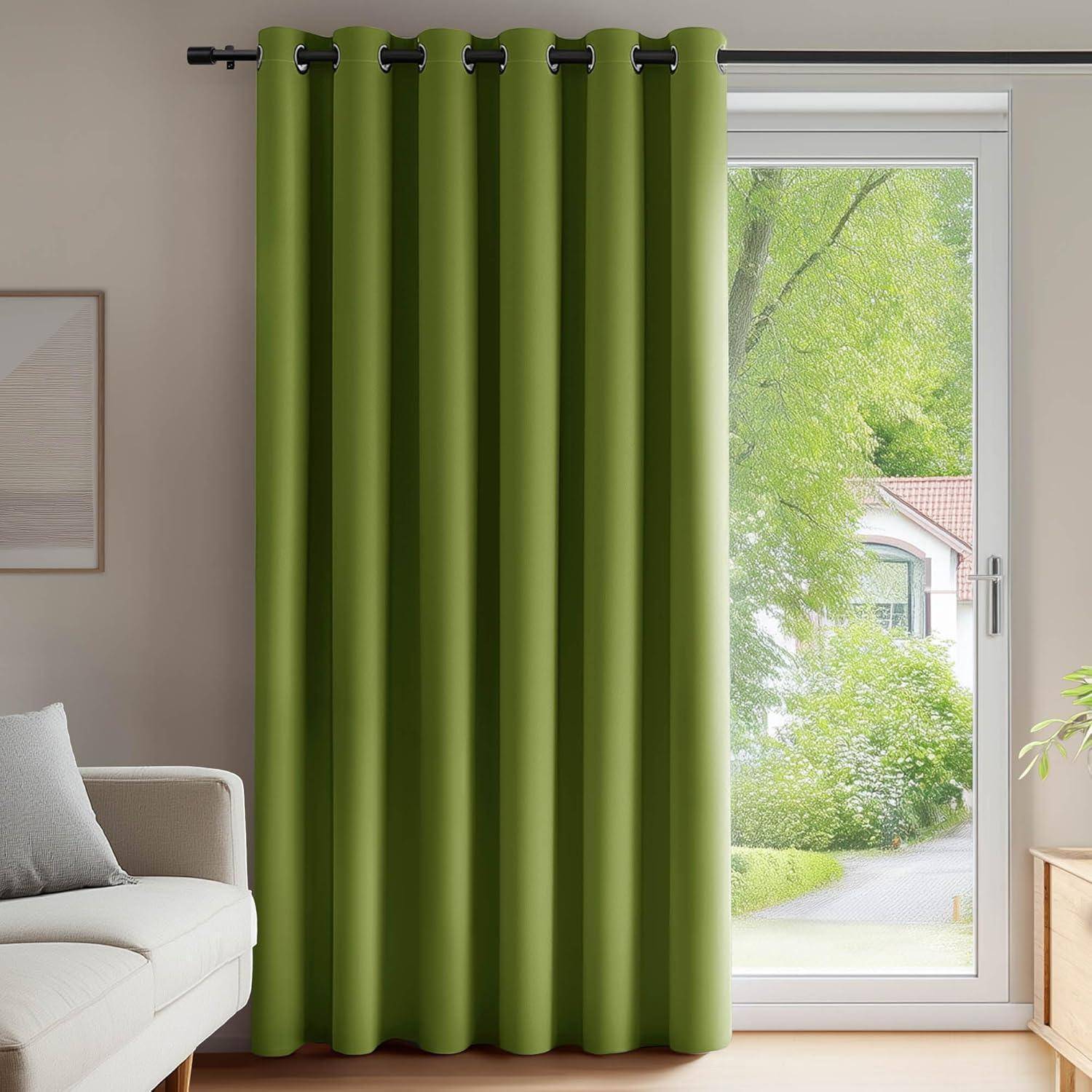 Grüne Vorhänge hängen vor einem großen Fenster mit Blick auf einen Garten. Natürliches Licht filtert hindurch und erzeugt eine friedvolle Atmosphäre.