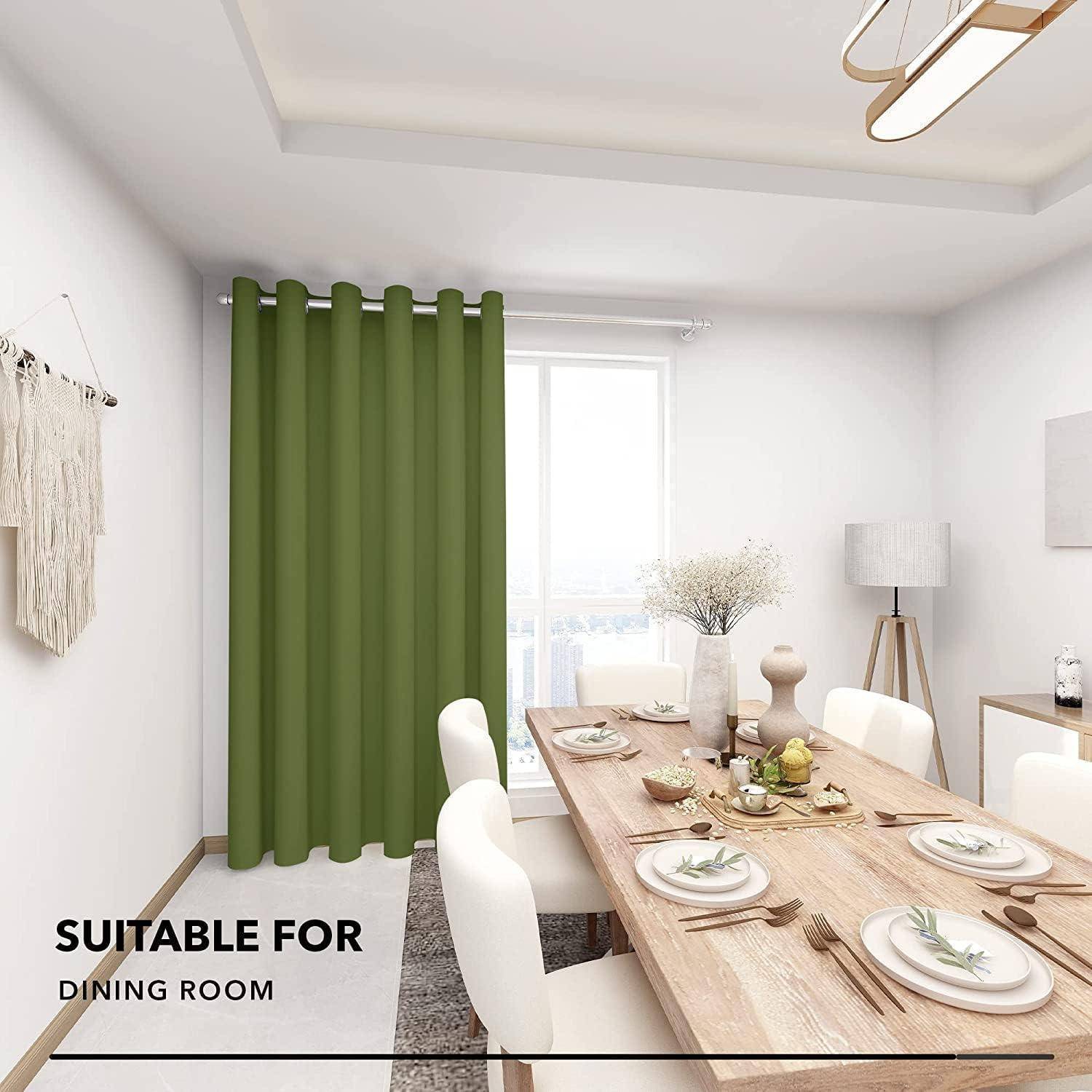 Ein Esszimmer mit einem Holztisch, der für vier Personen gedeckt ist, weißen Stühlen, einem beigen Teppich, grünen Vorhängen und einer weichen grauen Lampe. Text lautet: „Geeignet für Esszimmer