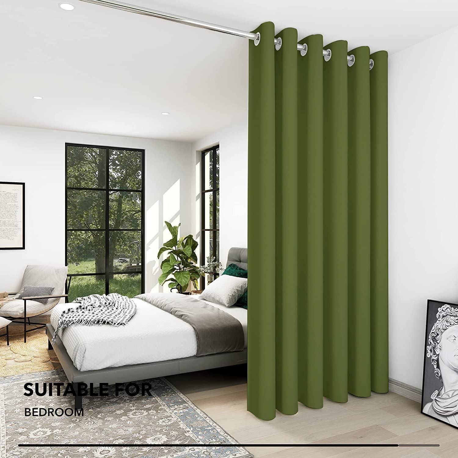 Ein Schlafzimmer mit einem ordentlich gemachten Bett, grünen Vorhängen und einem Fenster, das natürliches Licht hereinlässt. Text lautet: „Geeignet für Schlafzimmer.