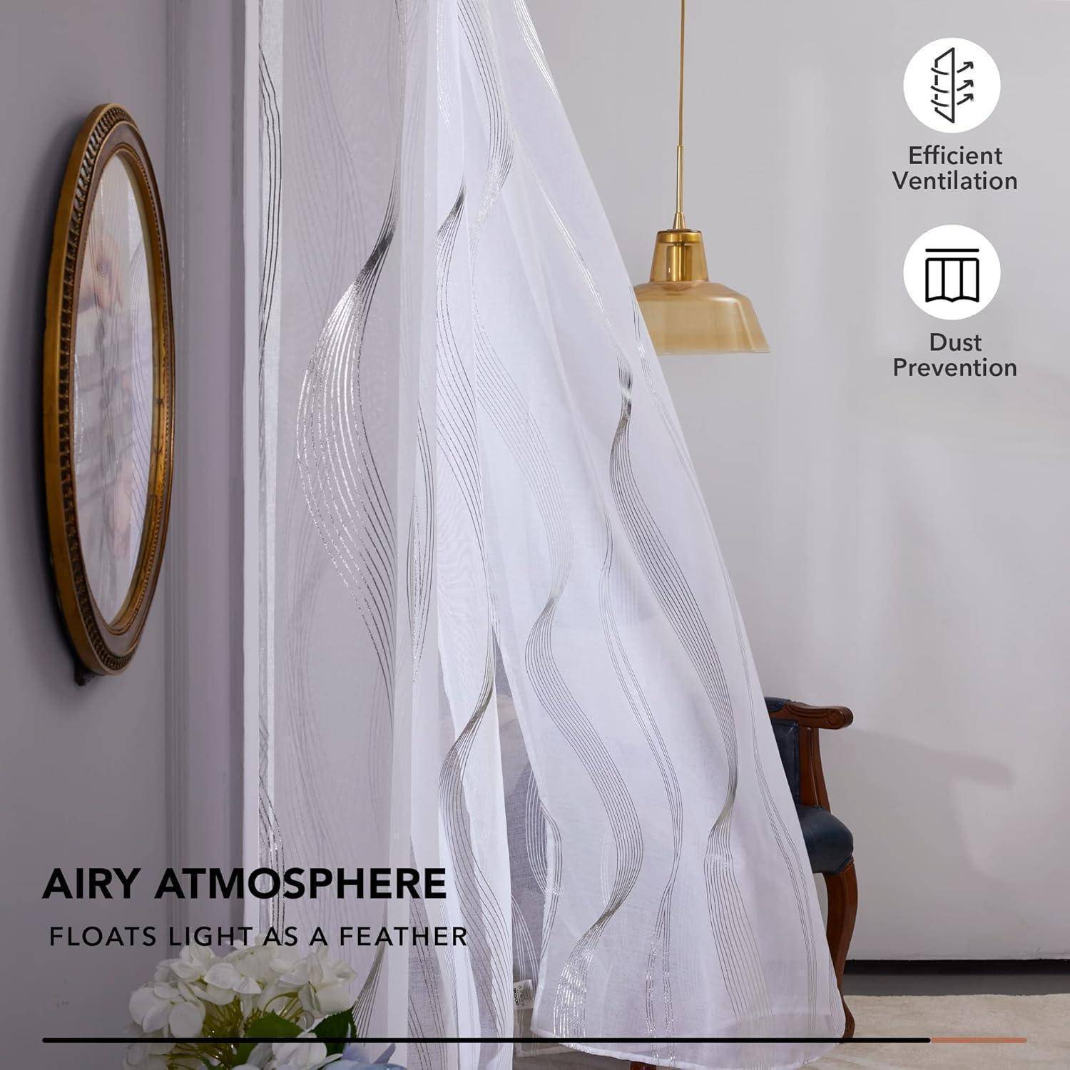 Weiße transparente Vorhänge schwingen sanft an einem Fenster, unter dem Text 'Luftige Atmosphäre' und 'Effiziente Belüftung, Staubvorbeugung' Symbolen.