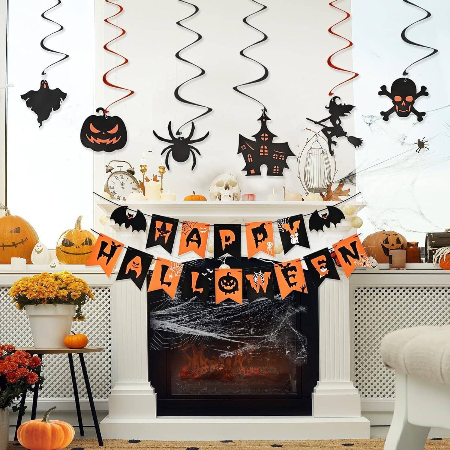 Ein Kamin, geschmückt mit Halloween-Dekoration, umfasst einen 'Frohe Halloween'-Banner, Kürbisse, Spinnweben und schwarze Ausschnitte von Fledermäusen und Totenköpfen.
