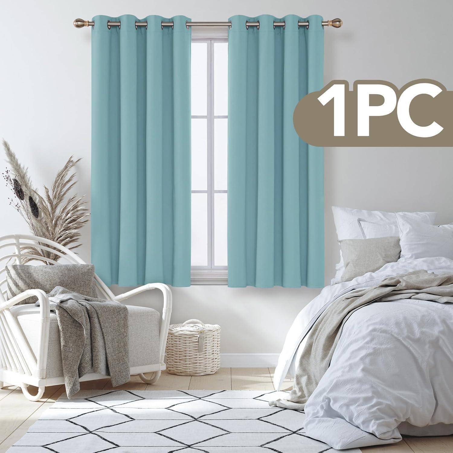 Ein lichtdurchflutetes, luftiges Schlafzimmer mit einem Fenster, das von einem einzelnen Vorhang in Tealblau geschmückt wird. In der Nähe steht ein gemütlicher Sessel mit einer Decke und Kissen.