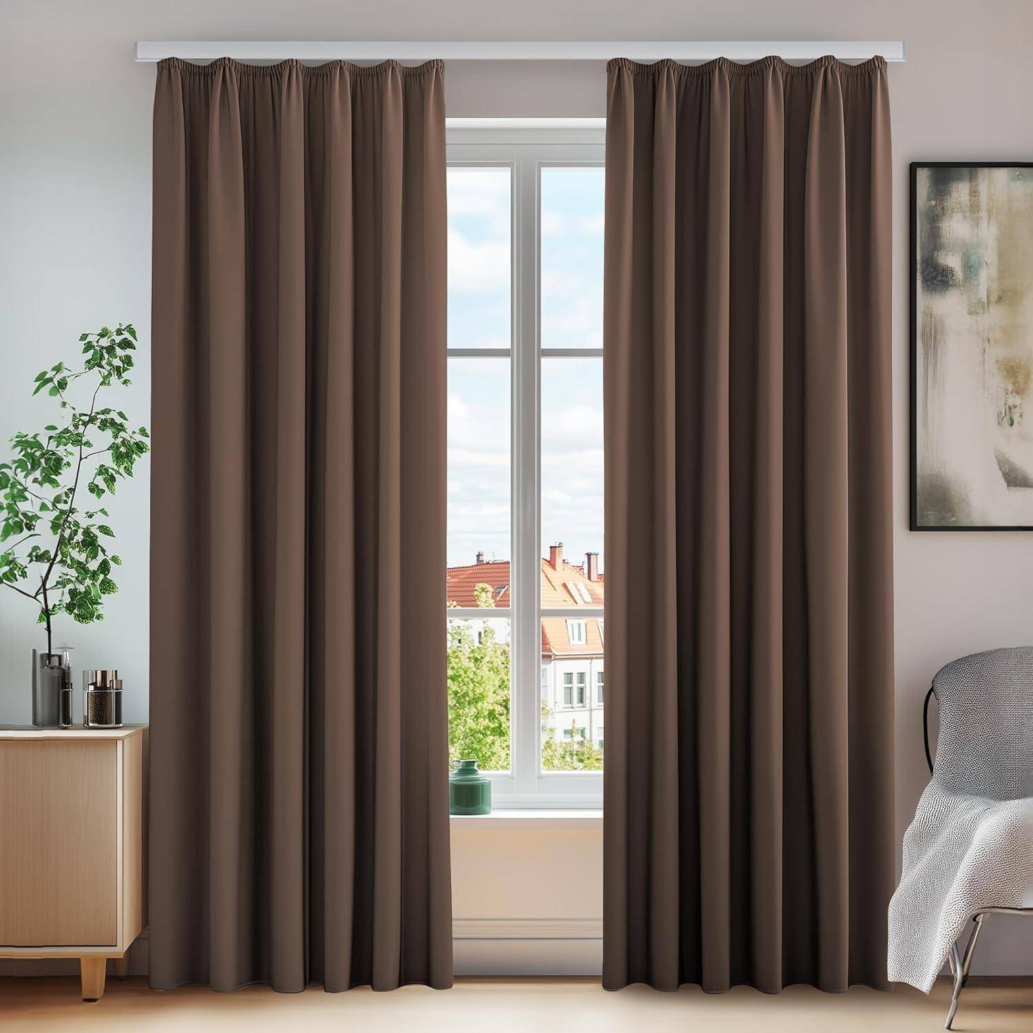 Ein Wohnzimmer mit braunen Vorhängen am Fenster, einer kleinen Pflanze auf einem Schrank und einer teilweisen Ansicht eines Gemäldes und eines Stuhls. Natürliches Licht strömt herein.