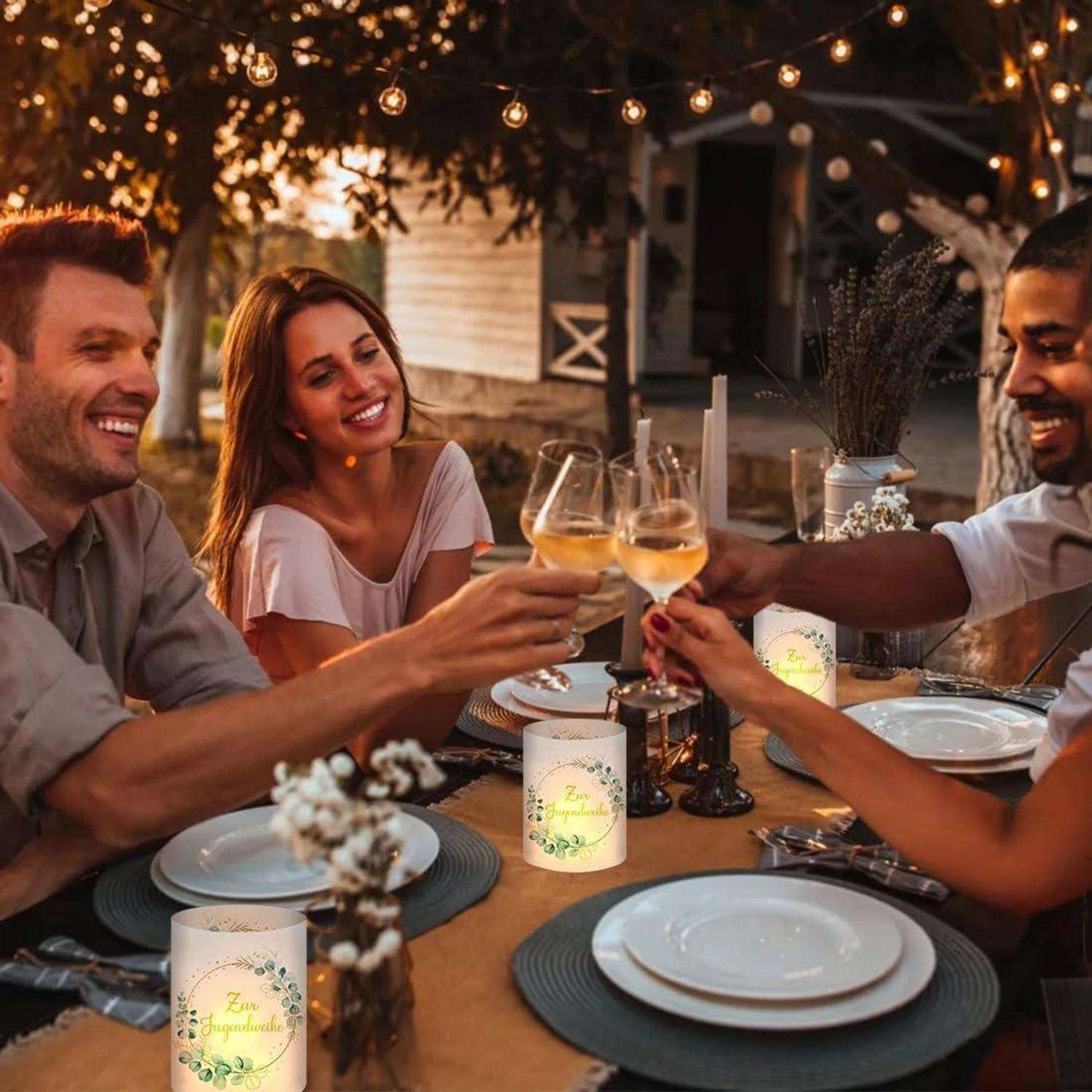 Eine Gruppe von vier Menschen, die lächelnd ihre Gläser bei einer Dinnerparty im Freien anstoßen, während Lichterketten eine warme Atmosphäre schaffen.