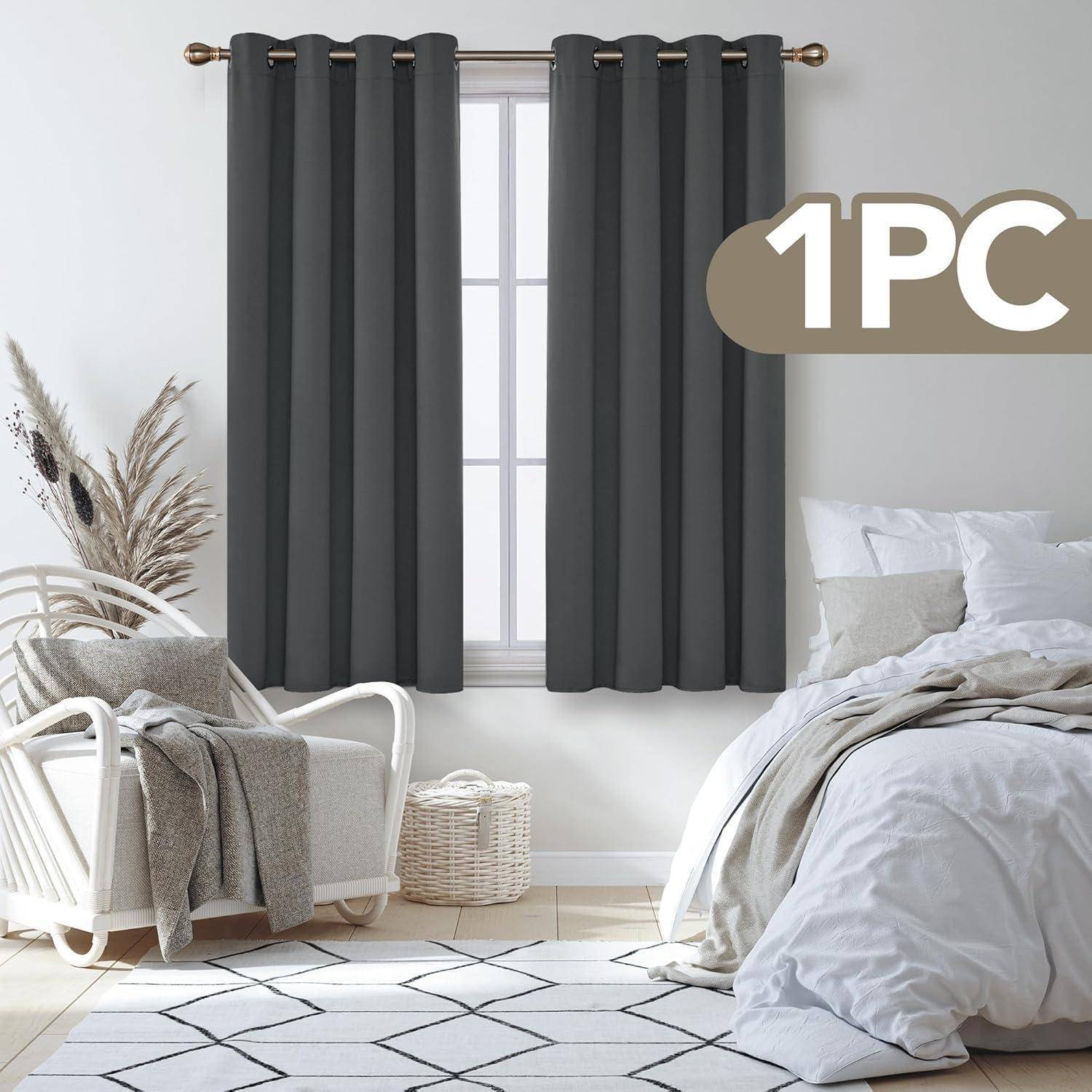Ein gemütliches Schlafzimmer mit dunklen Vorhängen, einem weißen Stuhl mit einer Decke, einem Bett mit heller Bettwäsche und einem Korb. Text lautet „1PC