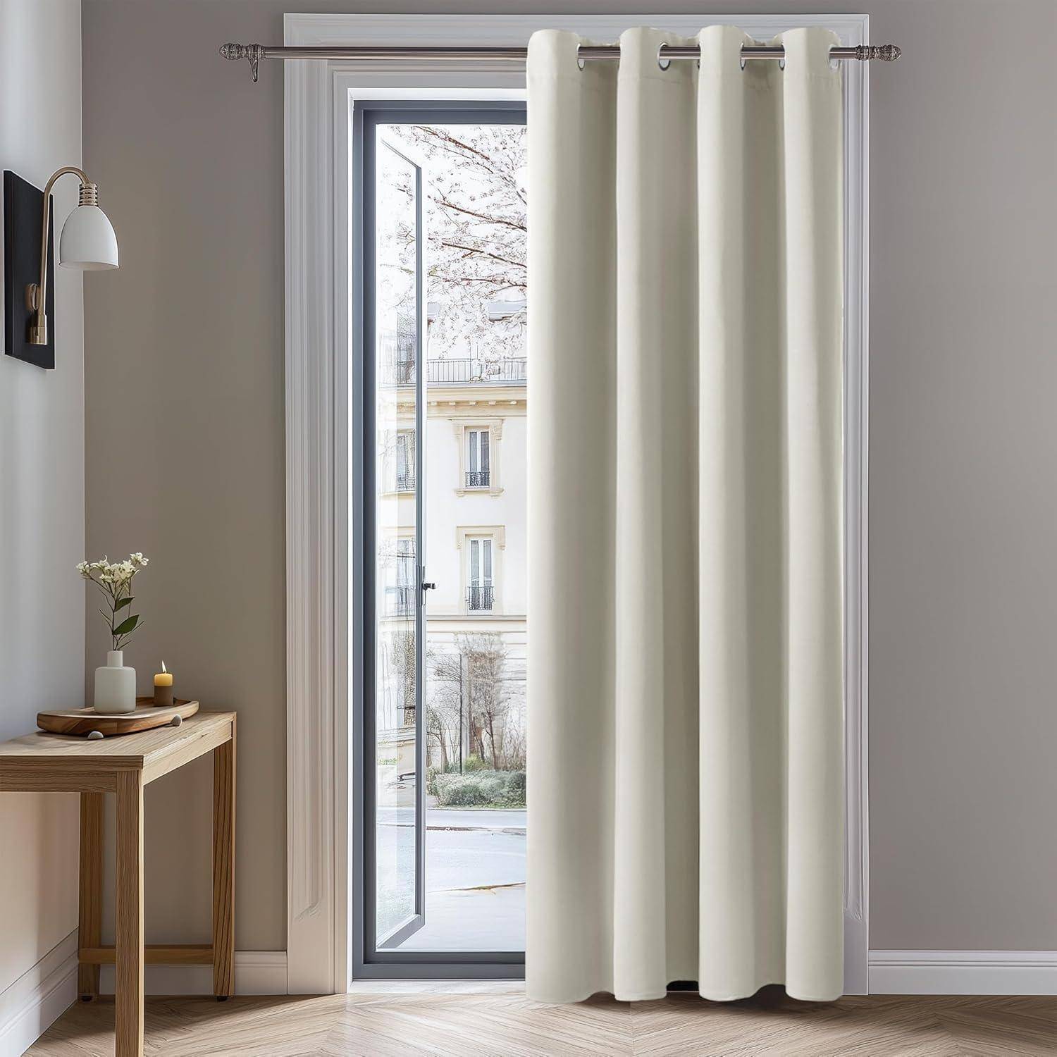 Eine offene Glastür mit weißen Vorhängen führt zu einem Balkon mit Blick auf ein Gebäude. Ein kleiner Tisch mit Blumen steht neben der Tür.