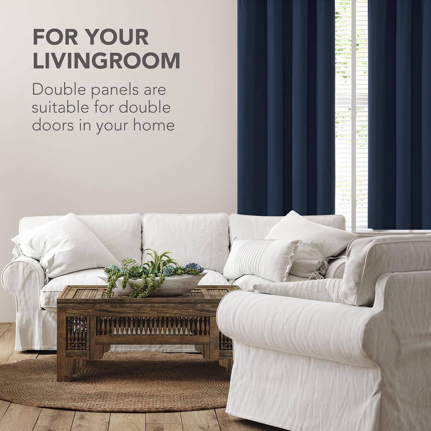 Weißes Sofa mit Kissen steht einem Holzkaffeetisch mit einer Pflanze gegenüber, in einem Wohnzimmer mit marineblau-farbenen Vorhängen und einem Fenster. Text lautet: 