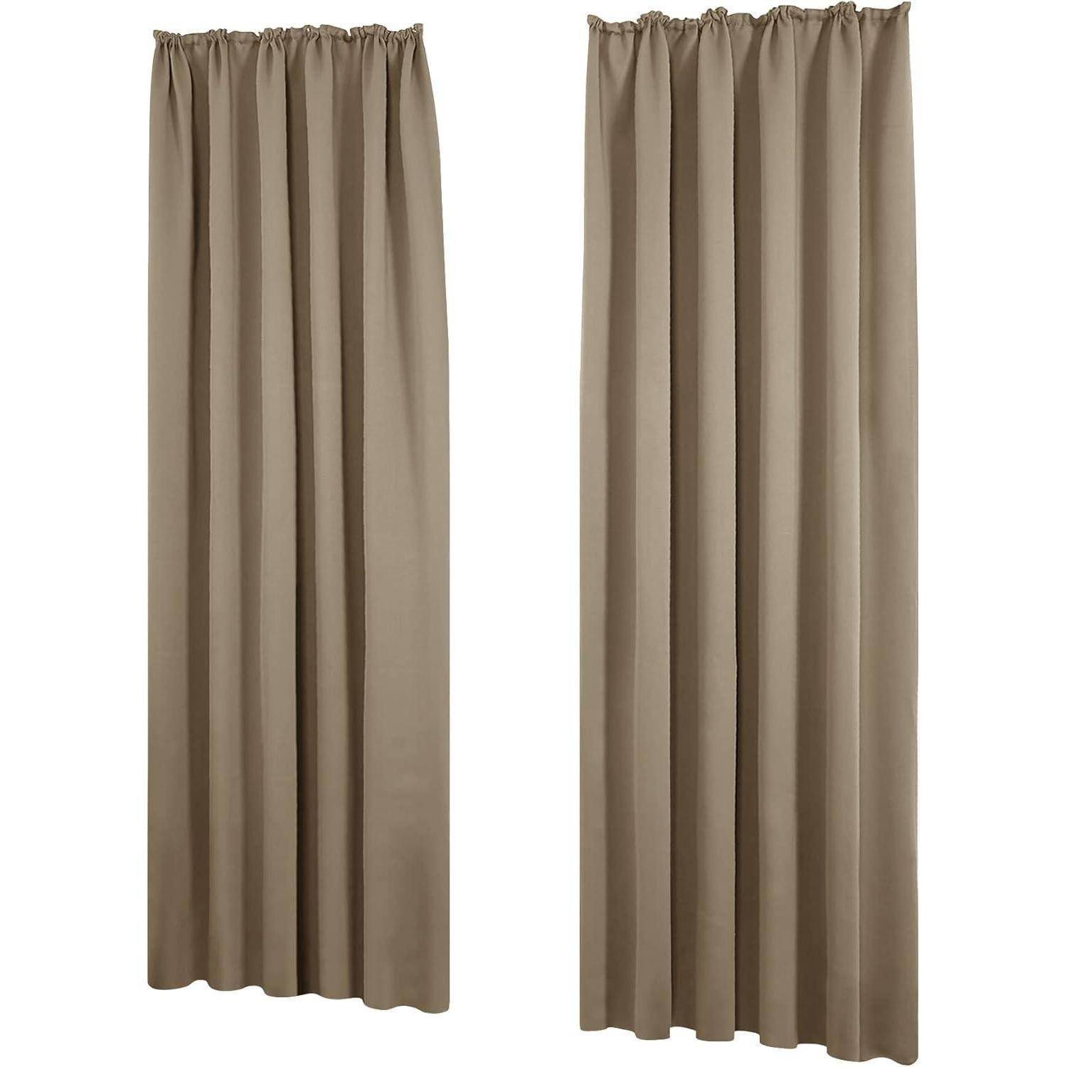 Zwei braune Verdunkelungsvorhänge, die nebeneinander hängen. Die Vorhänge haben ein plissiertes Design und reichen von oben bis unten, wobei sie das Fenster vollständig verdecken.