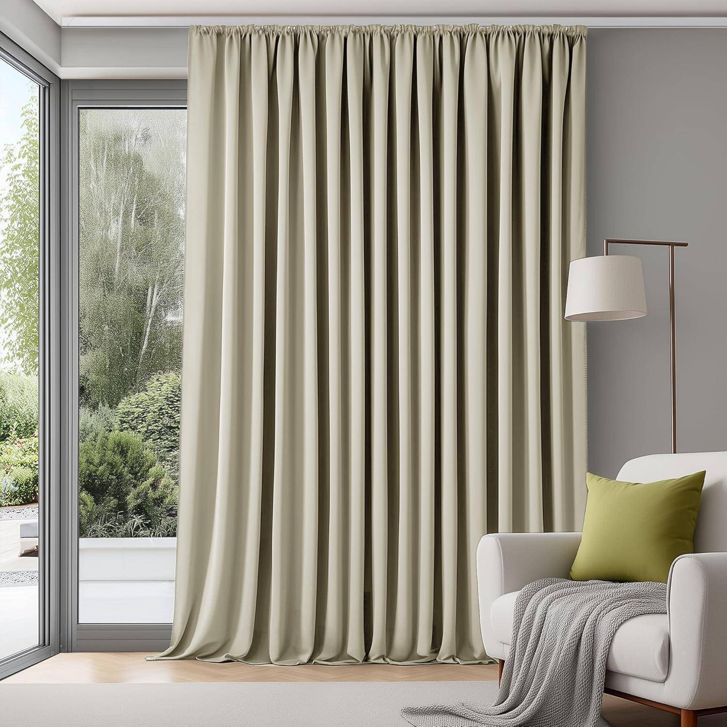 Ein Wohnzimmer mit beigen Vorhängen, die über ein großes Fenster gezogen sind, daneben ein weißer Sessel mit einem grünen Kissen und einer Stehlampe.
