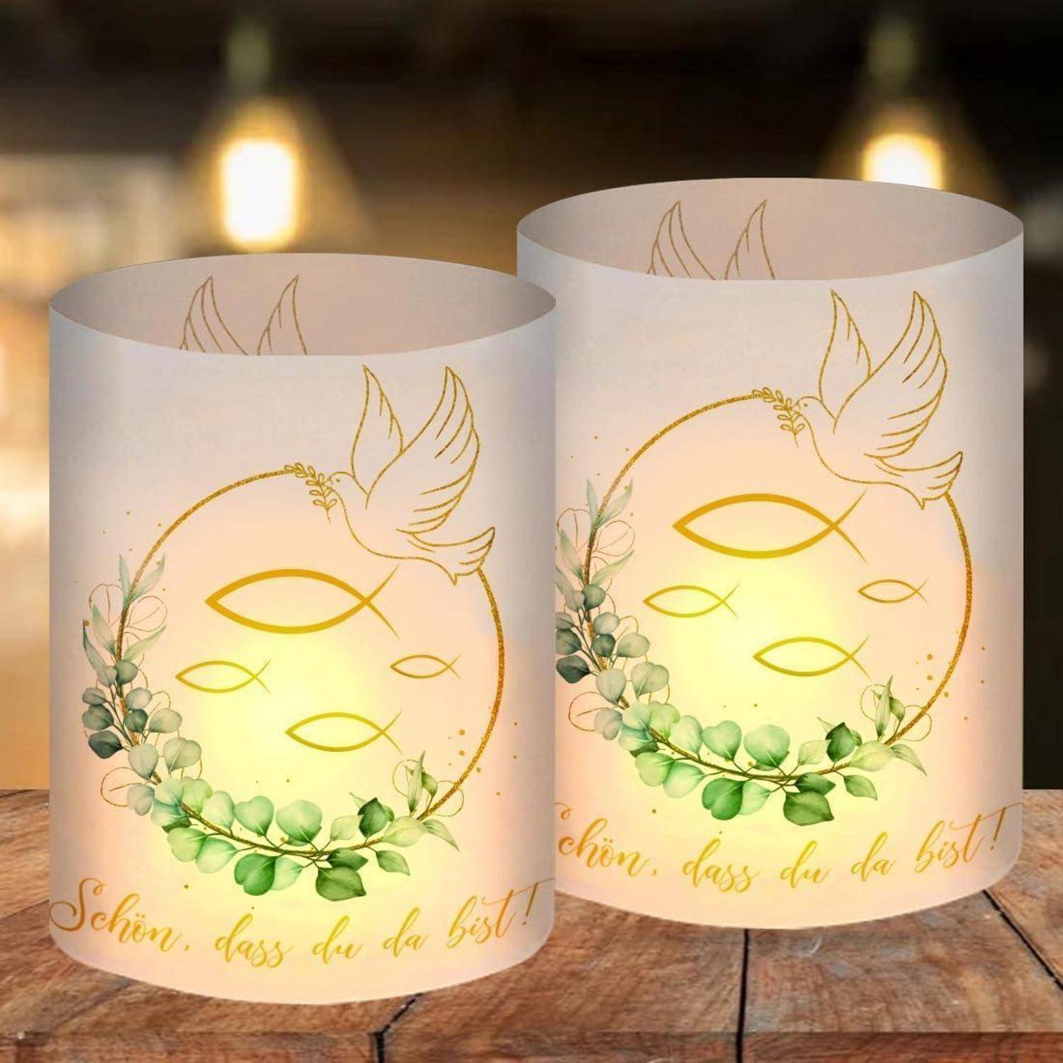 Zwei dekorative Kerzenhalter mit glühenden Lichtern, die ein Design mit einer Taube und grünem Blattwerk zeigen, mit dem Text 'Schön, dass du da bist!'.