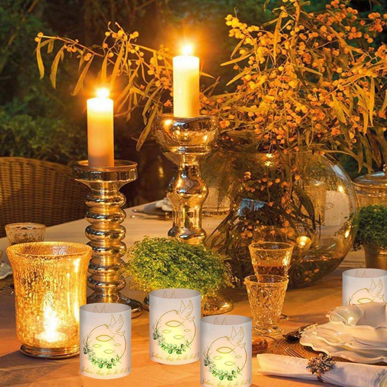 Ein warm beleuchteter Outdoor-Esstisch mit leuchtenden Kerzen, dekorativen Pflanzen und elegantem Geschirr schafft eine gemütliche, einladende Atmosphäre.