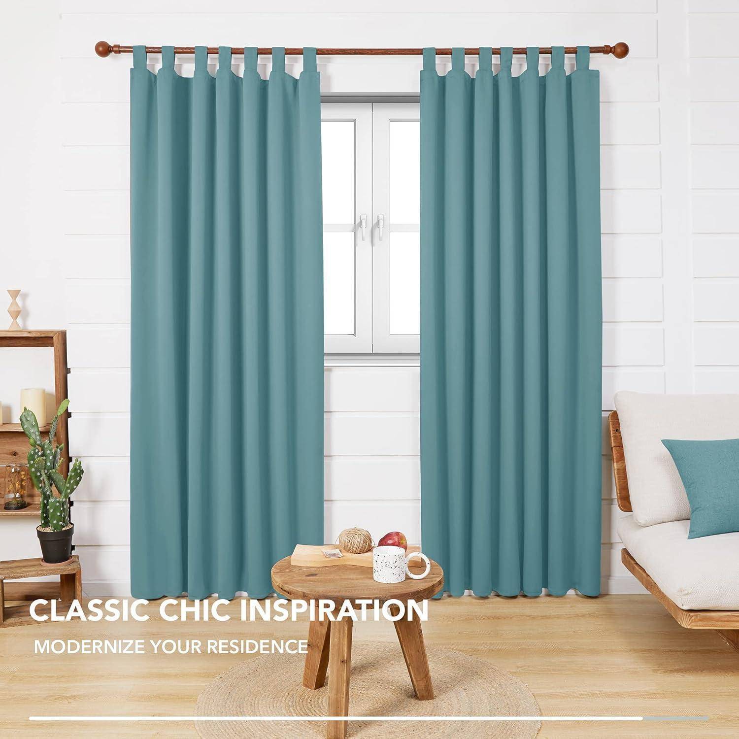 Ein minimalistisches Wohnzimmer mit türkisfarbenen Vorhängen an einem Fenster, einer weißen Wand, einem beigen Teppich, einem Sofa mit einem passenden Kissen und einer Zimmerpflanze.
