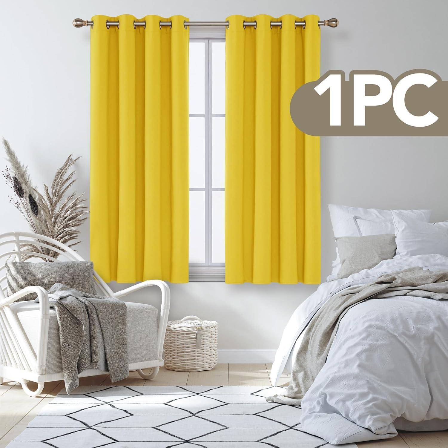 Ein heller Raum mit einem beigen Stuhl, einem Korb und einem Bett. Gelbe Vorhänge hängen am Fenster. Ein Etikett trägt die Aufschrift '1PC'. Neutrale Dekorationsakzente.