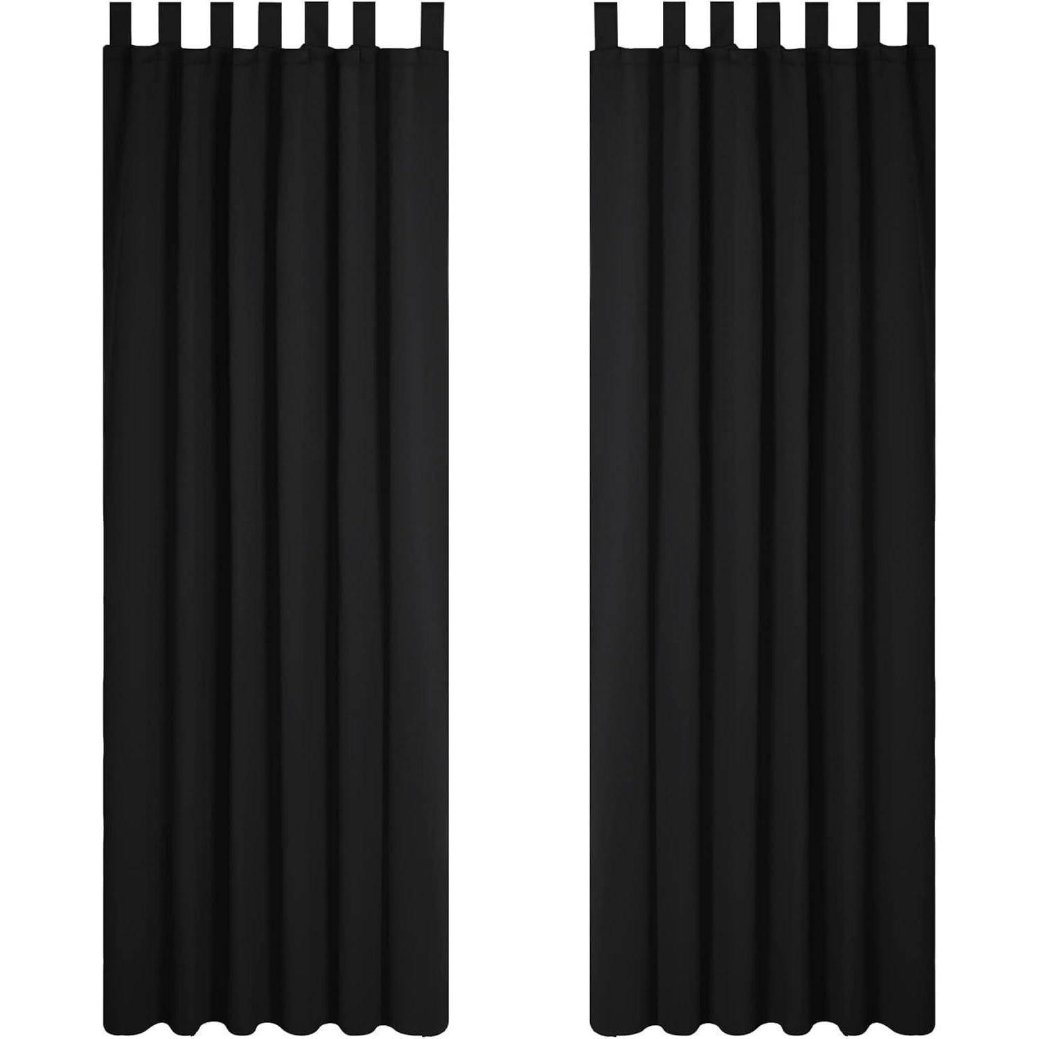 Zwei schwarze Verdunkelungsvorhänge, jeweils mit Schlaufen versehen, hängen parallel nebeneinander. Sie sind darauf ausgelegt, Licht zu blockieren und Privatsphäre in einem Raum zu gewährleisten.