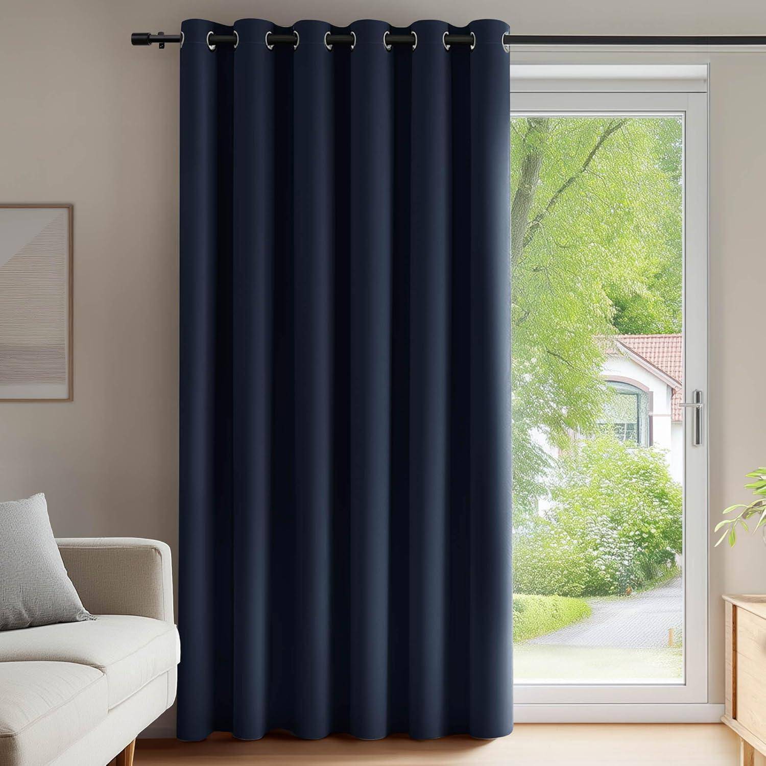 Ein Wohnzimmer mit marineblau-farbenen Vorhängen, die über ein großes Fenster gezogen sind. Der Blick nach draußen zeigt ein Haus, grüne Bäume und einen Gartenpfad.