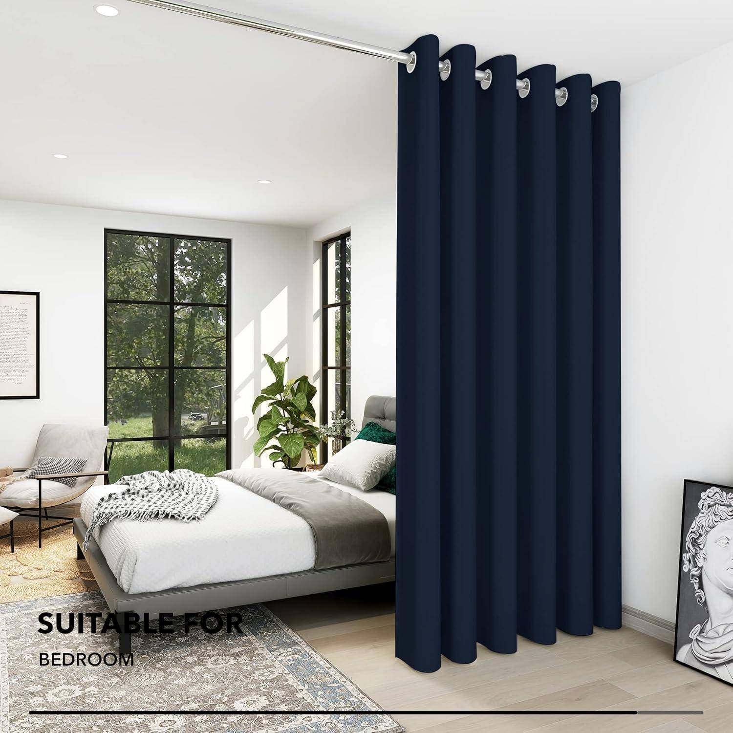 Dunkelblau-graue Verdunkelungsvorhänge in einem modernen Schlafzimmer mit großen Fenstern, einem Bett und einem kleinen Tisch. Text lautet: 'Geeignet für Schlafzimmer'.
