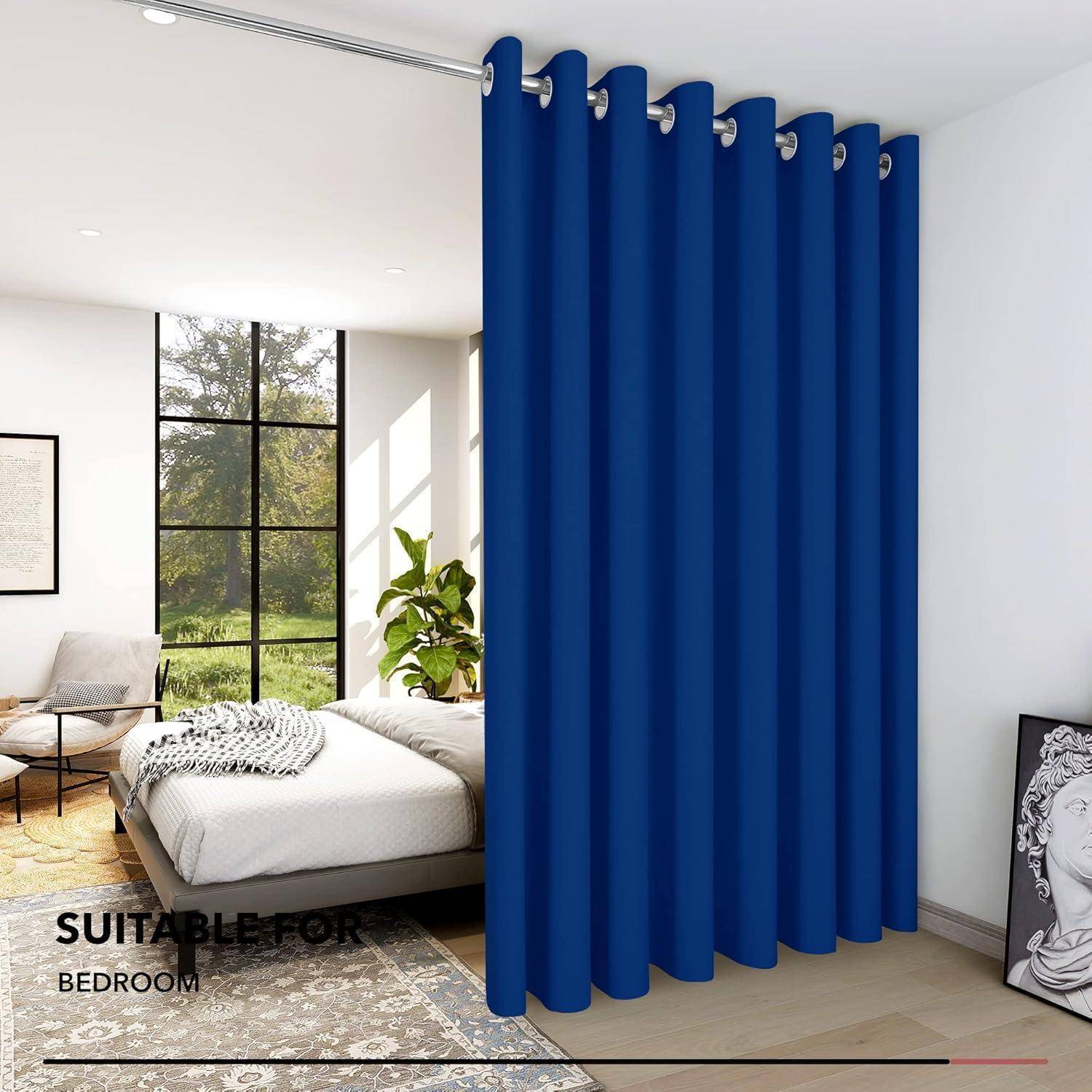 Ein modernes Schlafzimmer mit einem ordentlich gemachten Bett, Pflanzen und großen Fenstern. Blaue Vorhänge hängen im Vordergrund, mit der Beschriftung 